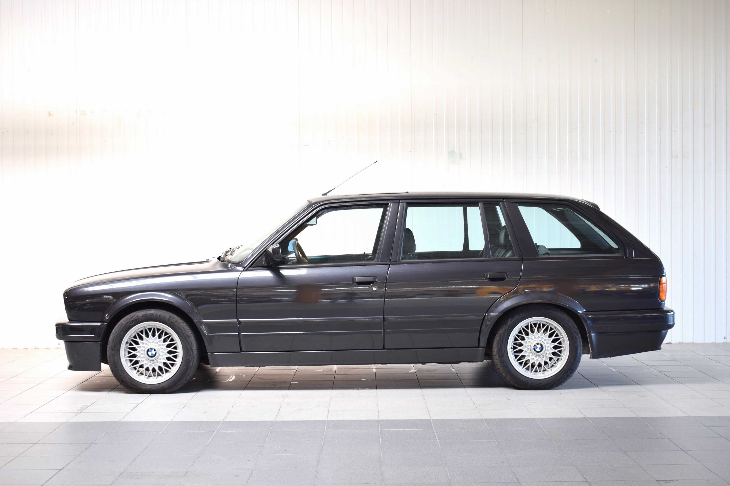 Detail e: BMW 325i, EZ 08/1990, Laufleistung abgelesenca. 322.000km, HU abgelaufen, 125kW/170 PS, 6 -Zylinder, schwarz, Leder schwarz, elektr. Fensterheber, ...