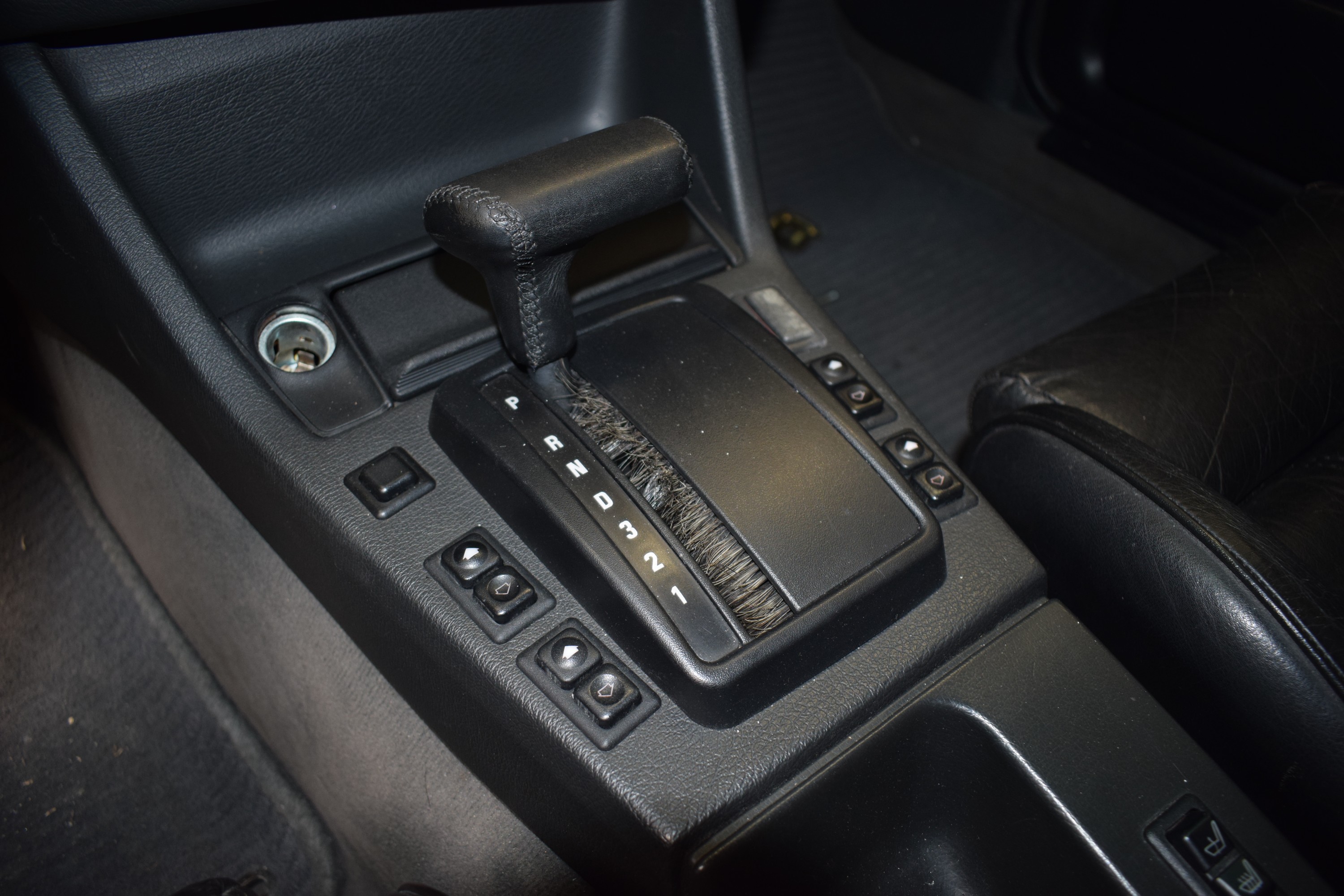 Detail h: BMW 325i, EZ 08/1990, Laufleistung abgelesenca. 322.000km, HU abgelaufen, 125kW/170 PS, 6 -Zylinder, schwarz, Leder schwarz, elektr. Fensterheber, ...