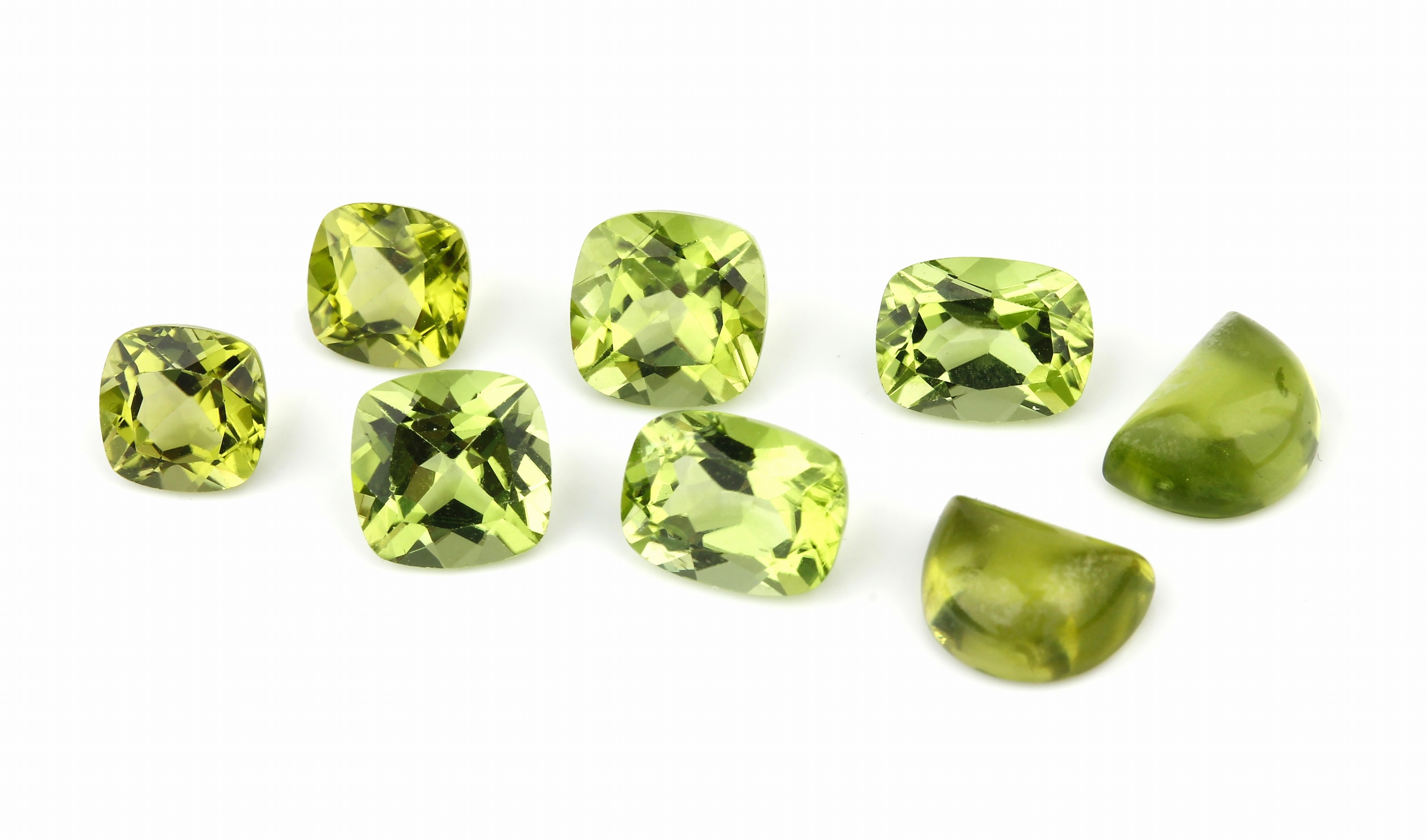 Konvolut 4 Peridot-Pärchen zus. ca. 13.56 ct, versch. Schliffformen