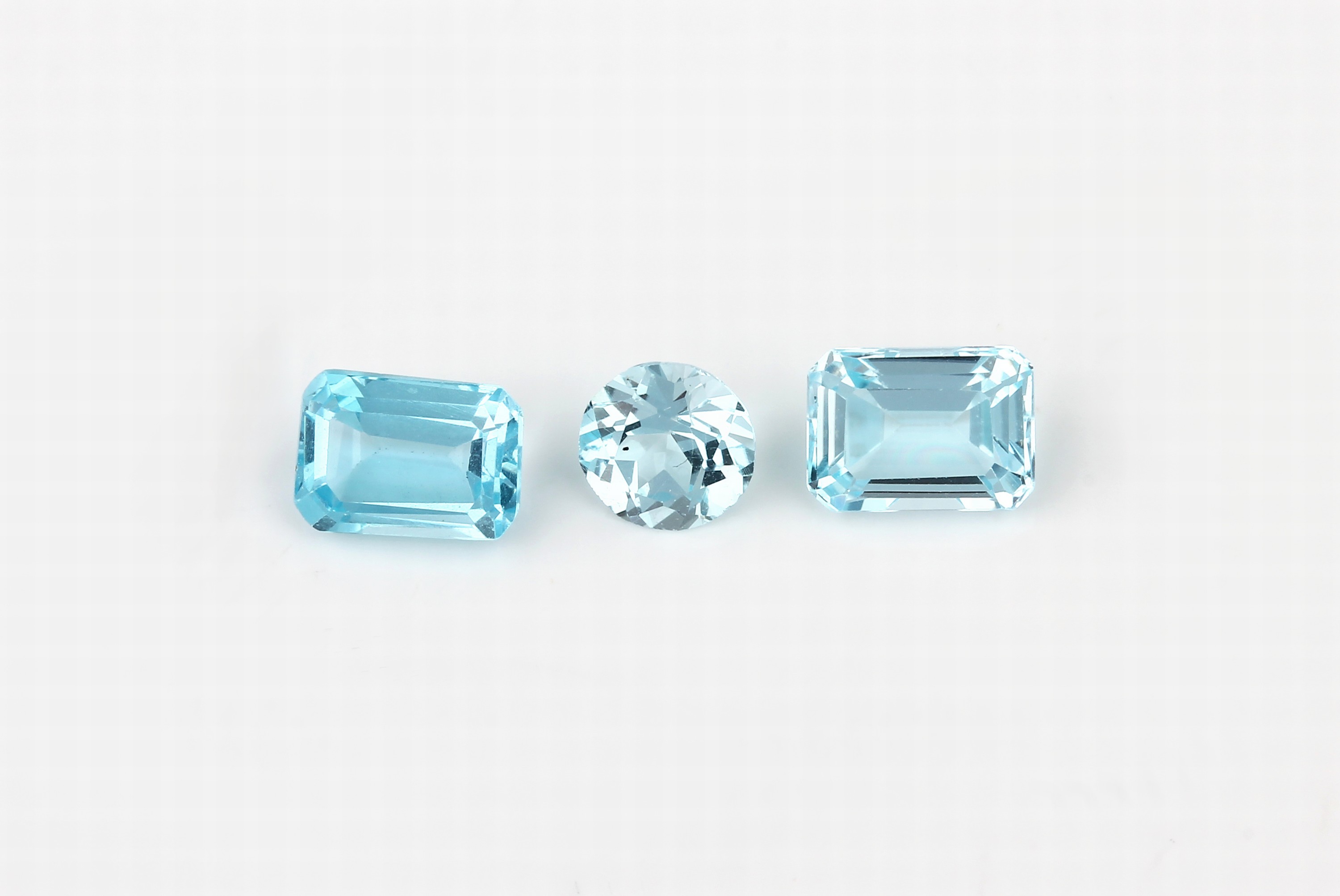 Konvolut 3 Aquamarin-Pärchen zus. ca. 6.46 ct, 1 x rundfacett., 2 x Emerald Cut