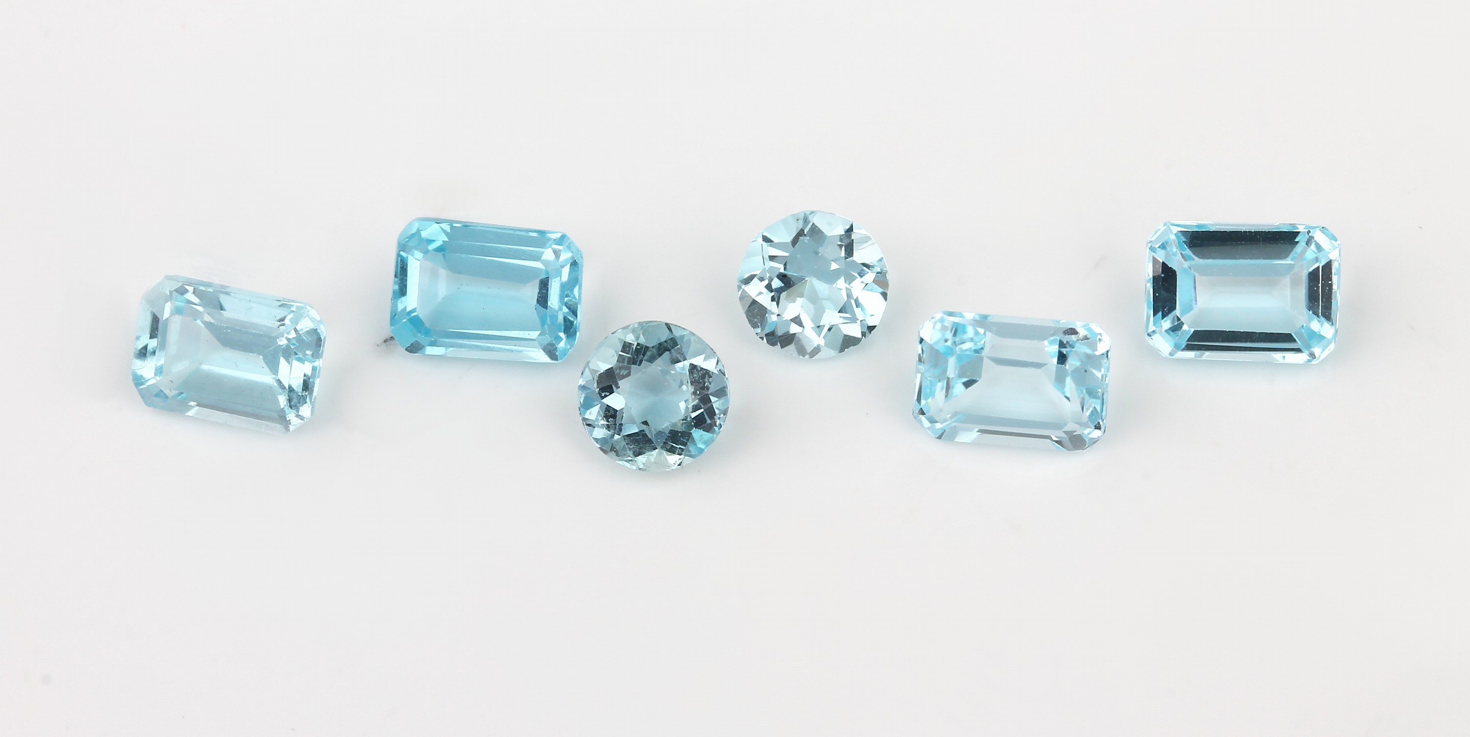 Detail a: Konvolut 3 Aquamarin-Pärchen zus. ca. 6.46 ct, 1 x rundfacett., 2 x Emerald Cut