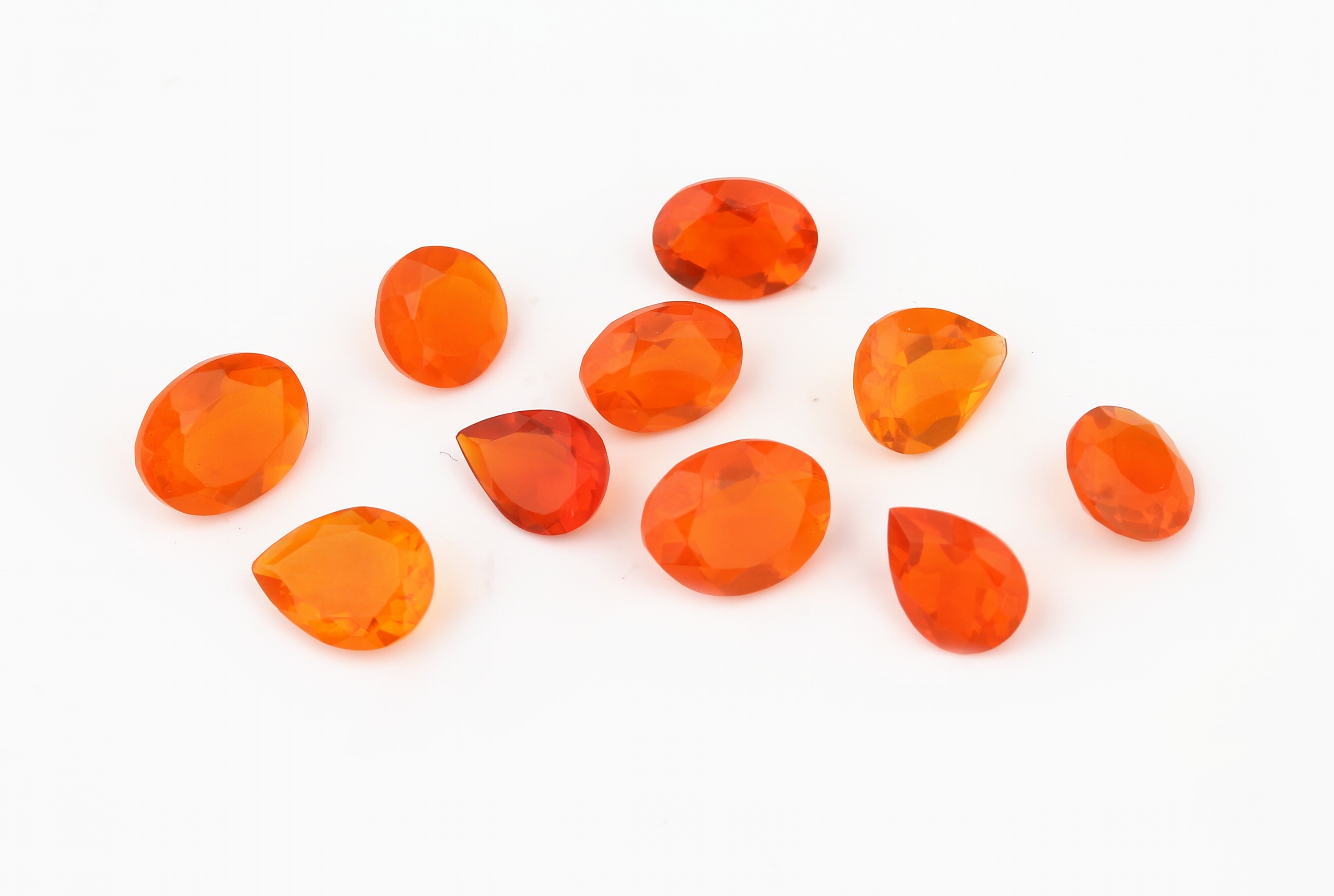 Konvolut 5 Feueropal-Pärchen zus. ca. 5.43 ct, 1 x rundfacett., 2 x ovalfacett., 2 x facett. Tropfen, schöne intensive Farbe