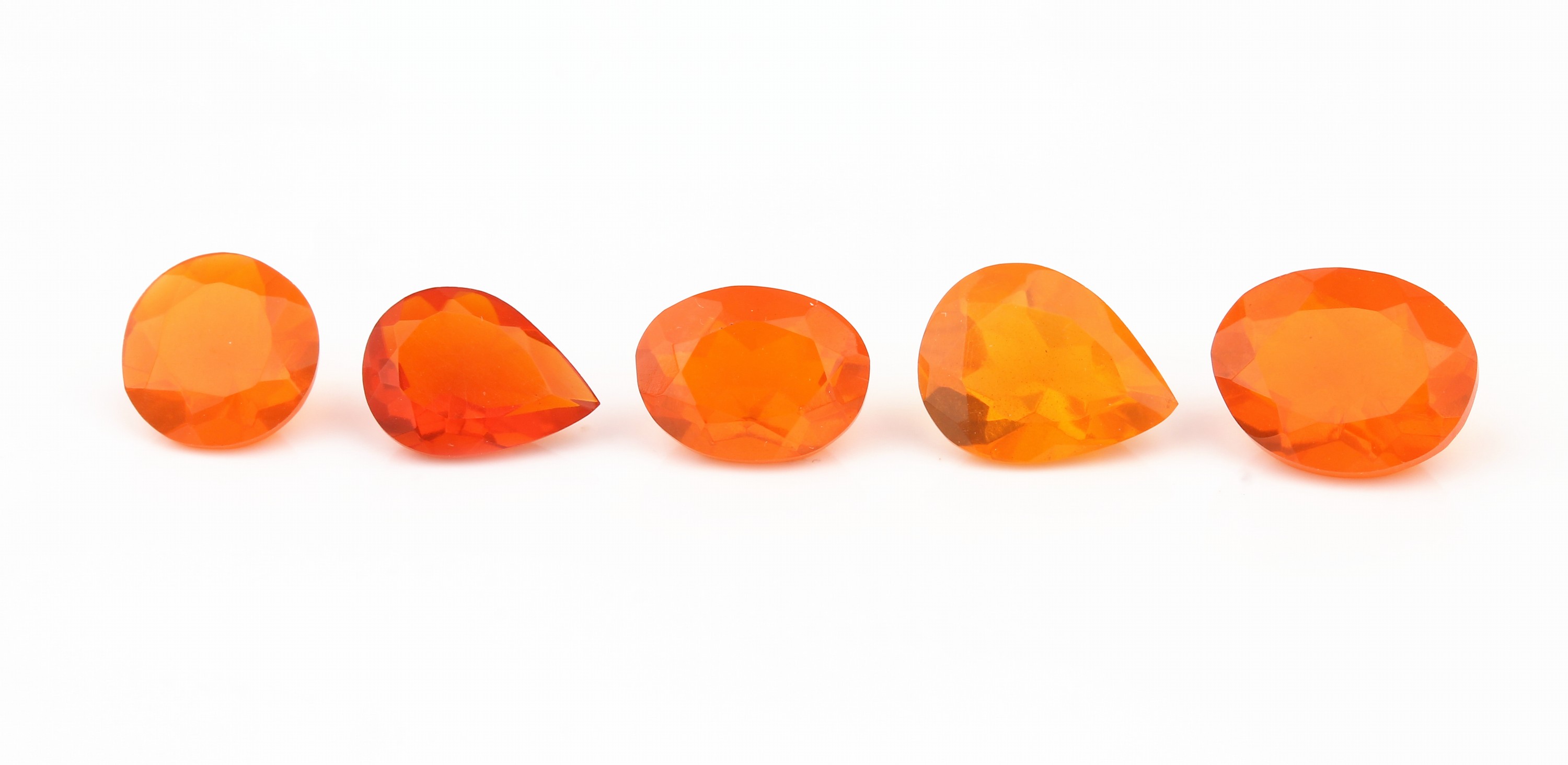 Detail a: Konvolut 5 Feueropal-Pärchen zus. ca. 5.43 ct, 1 x rundfacett., 2 x ovalfacett., 2 x facett. Tropfen, schöne intensive Farbe