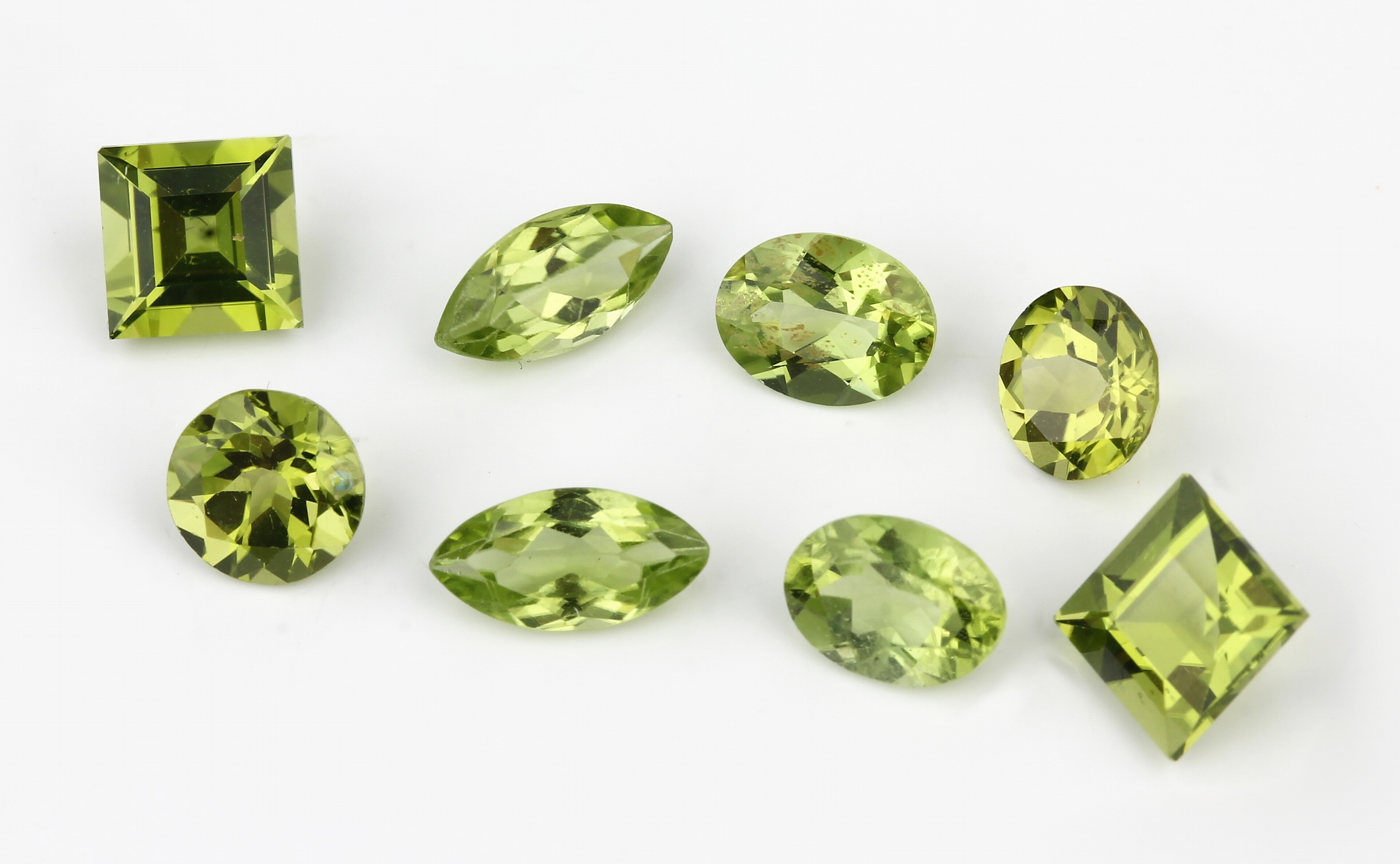 Konvolut 4 Peridot-Pärchen zus. ca. 11.6 ct, 1 x rundfacett., 1 x ovalfacett., 1 x Navette, 1 x Carree