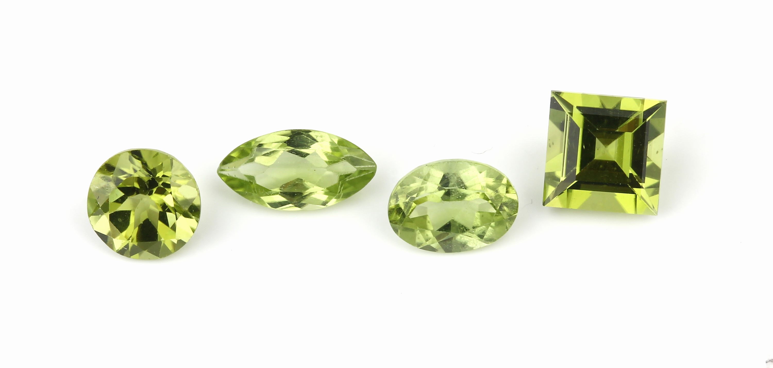 Detail a: Konvolut 4 Peridot-Pärchen zus. ca. 11.6 ct, 1 x rundfacett., 1 x ovalfacett., 1 x Navette, 1 x Carree