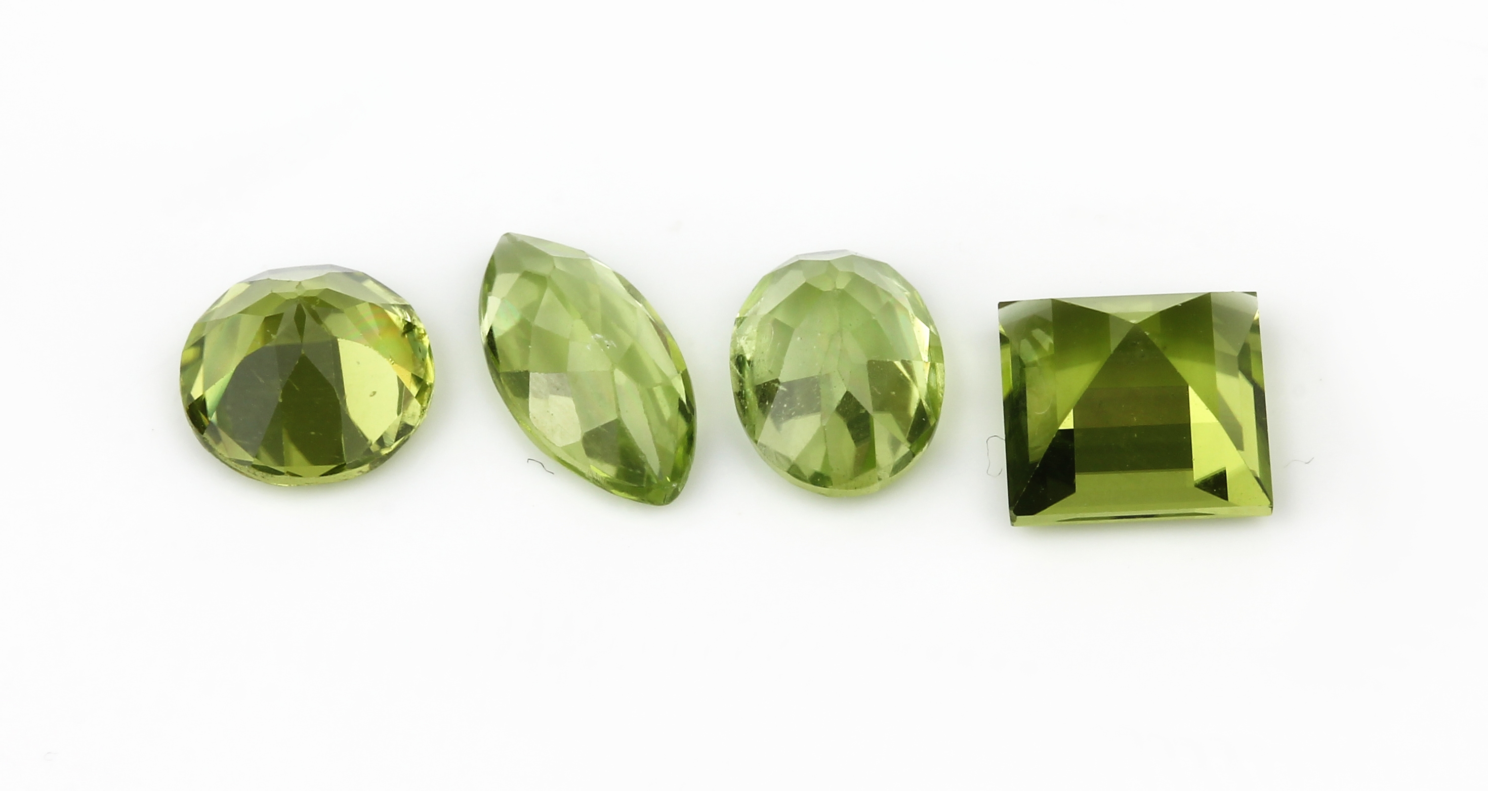 Detail b: Konvolut 4 Peridot-Pärchen zus. ca. 11.6 ct, 1 x rundfacett., 1 x ovalfacett., 1 x Navette, 1 x Carree