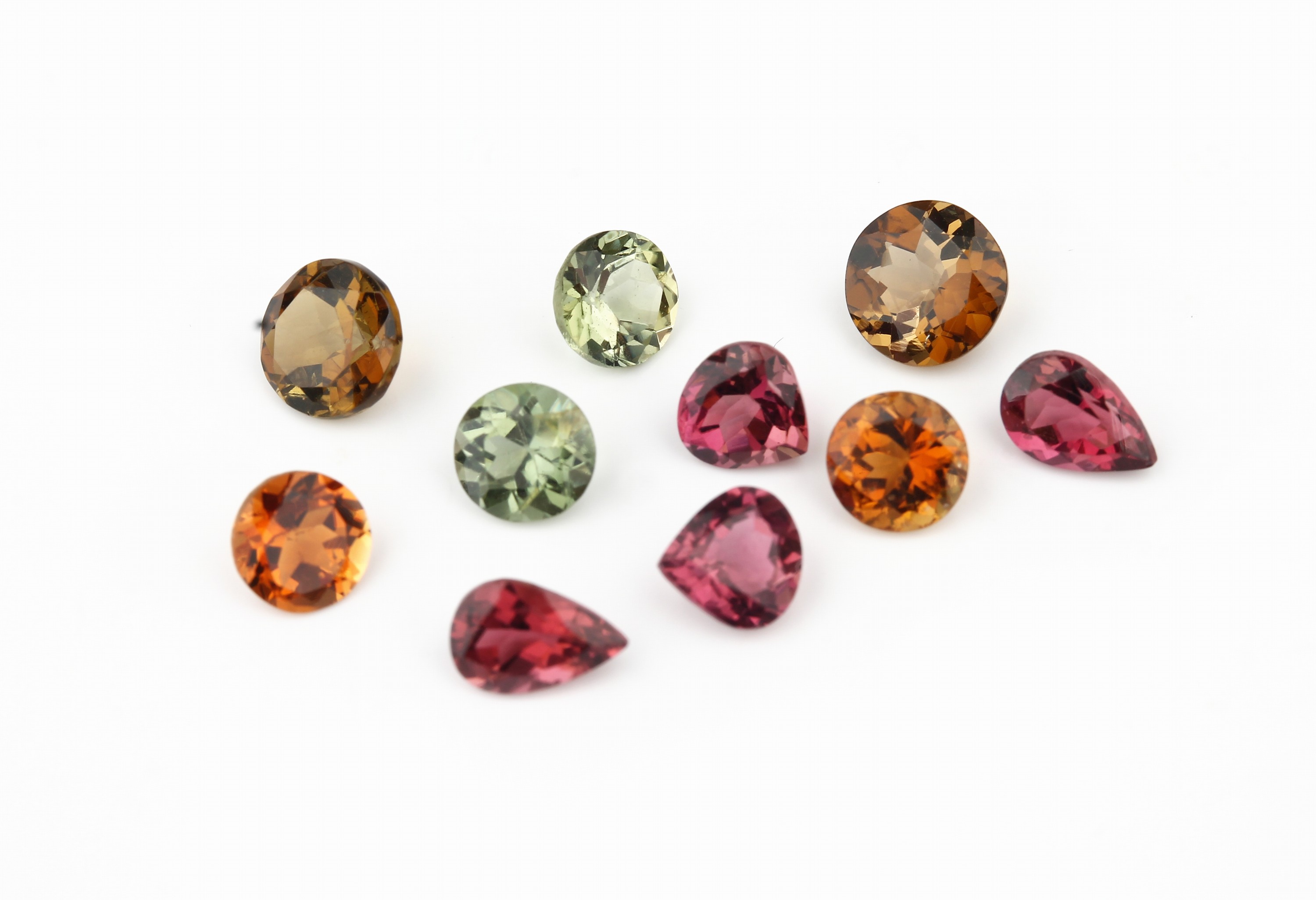 Konvolut 5 Turmalin-Pärchen zus. ca. 5.62 ct, 2 x pink, Tropfenform, 1 x grün, rund facett., 1 x braun, rund facett., 1 x orange- braun, rund ...