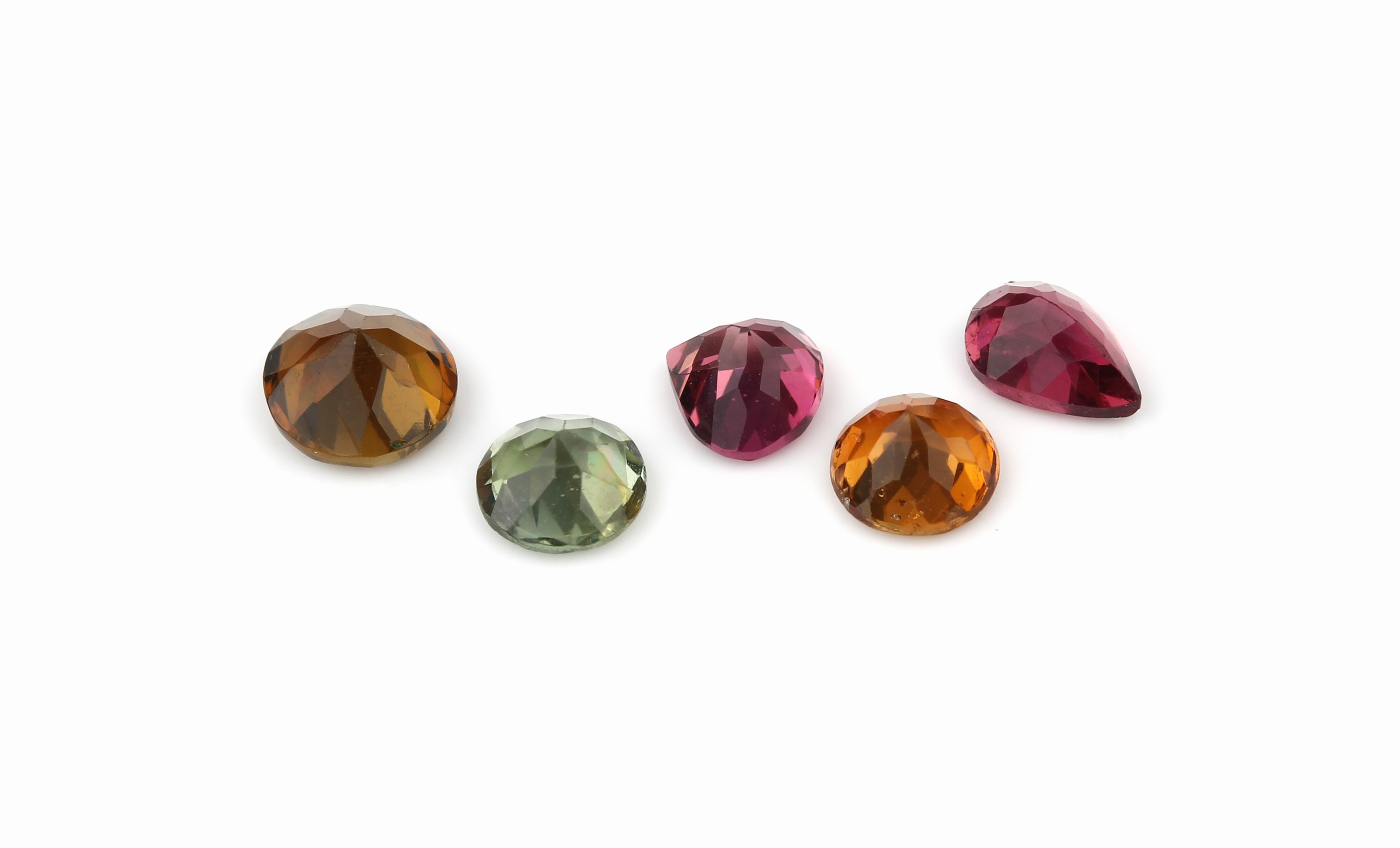 Detail b: Konvolut 5 Turmalin-Pärchen zus. ca. 5.62 ct, 2 x pink, Tropfenform, 1 x grün, rund facett., 1 x braun, rund facett., 1 x orange- braun, rund ...
