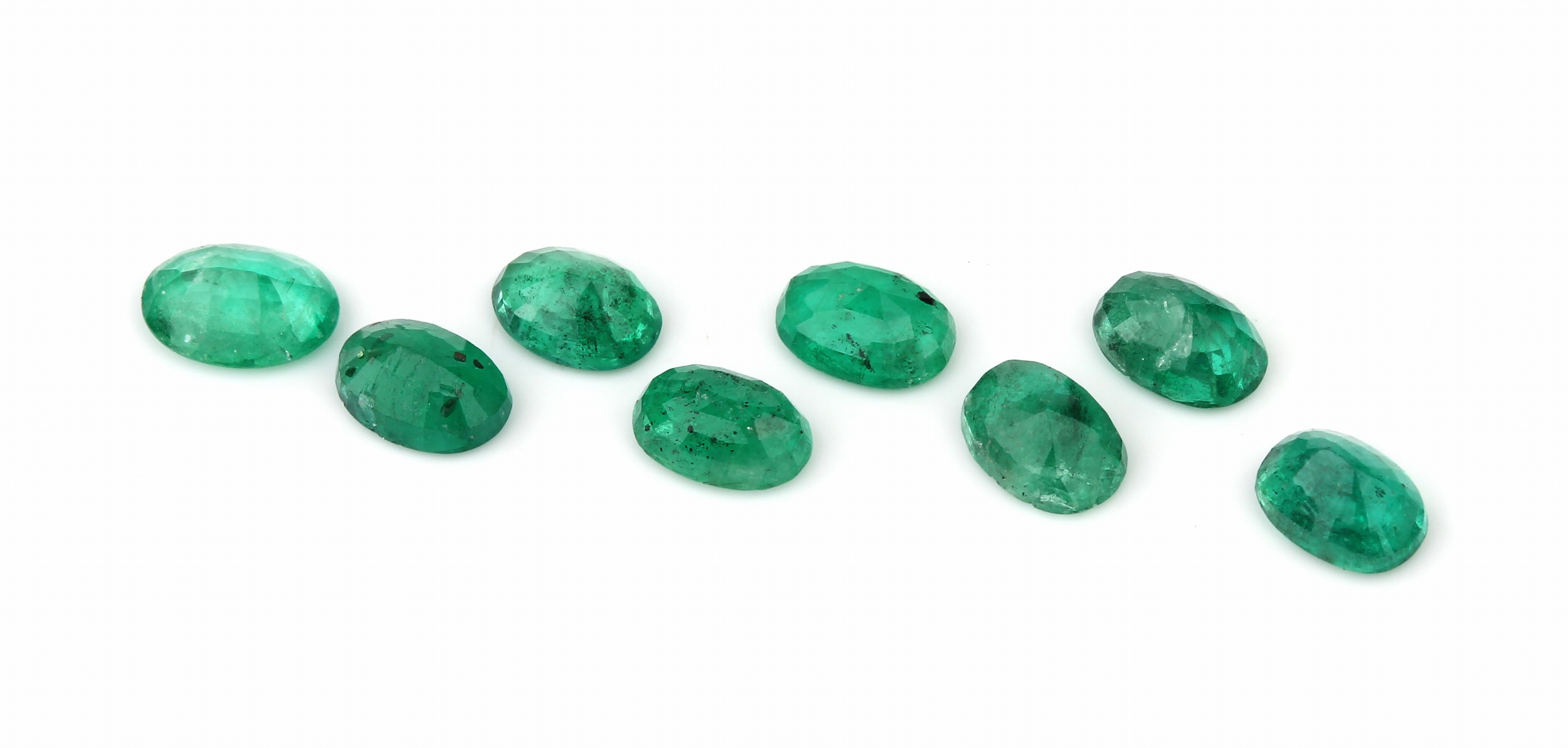 Detail a: 8 ovalfacett. Smaragde zus. ca. 3.70 ct