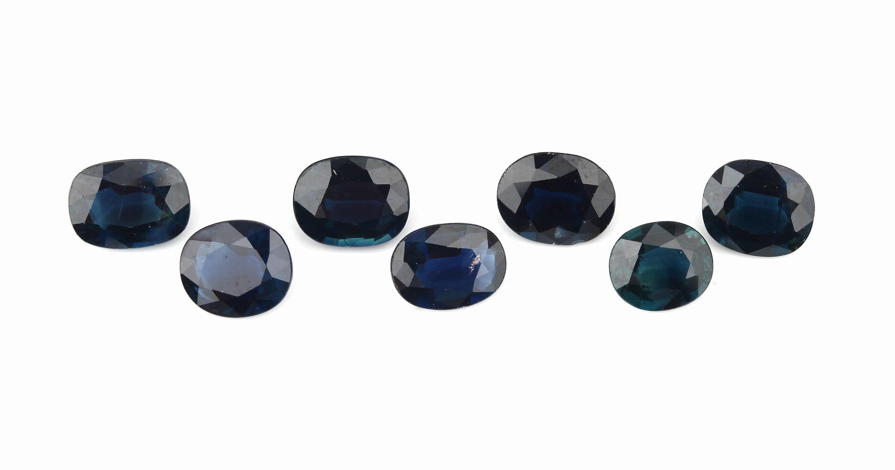 7 ovalfacett. Saphire zus. ca. 10.1 ct