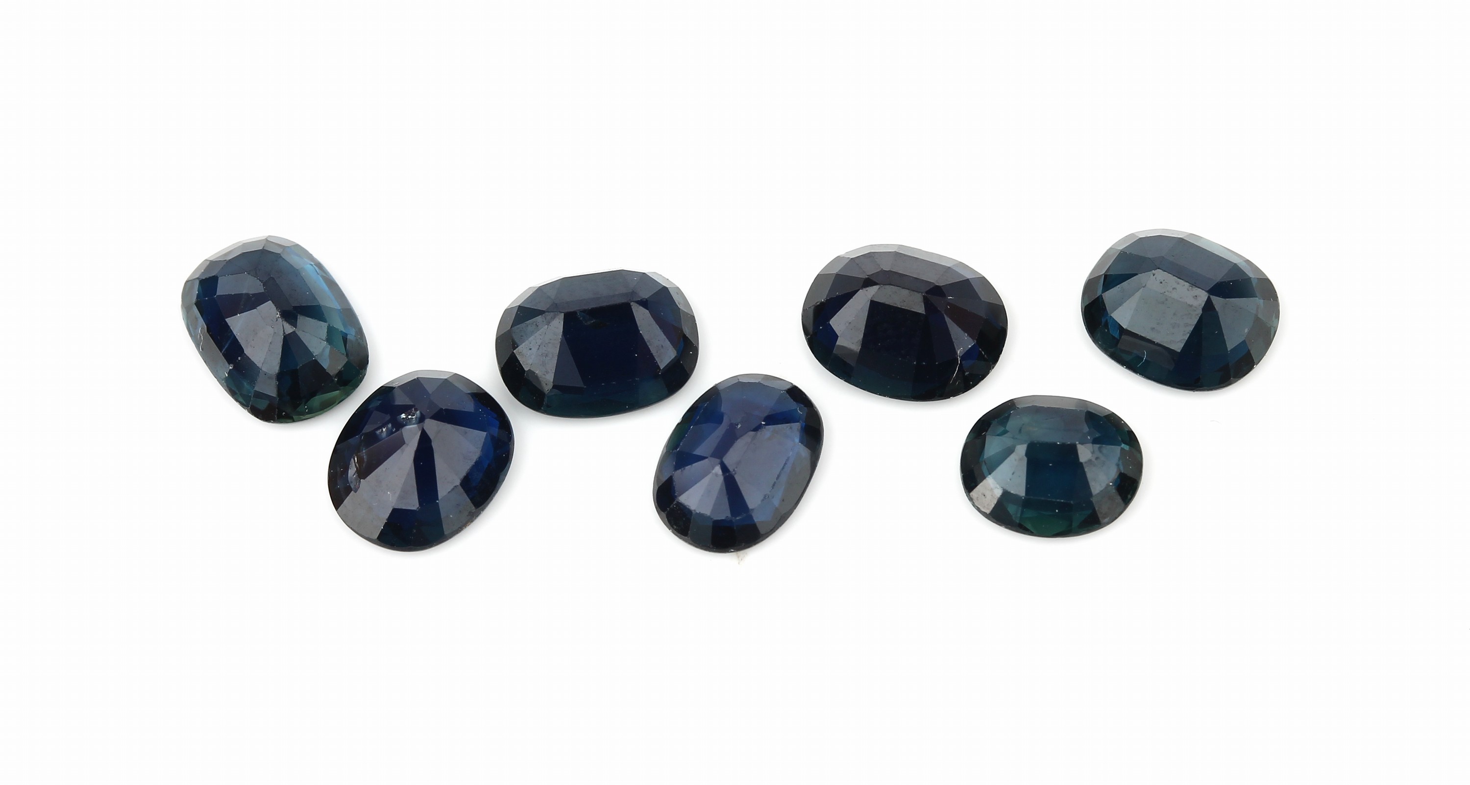 Detail a: 7 ovalfacett. Saphire zus. ca. 10.1 ct