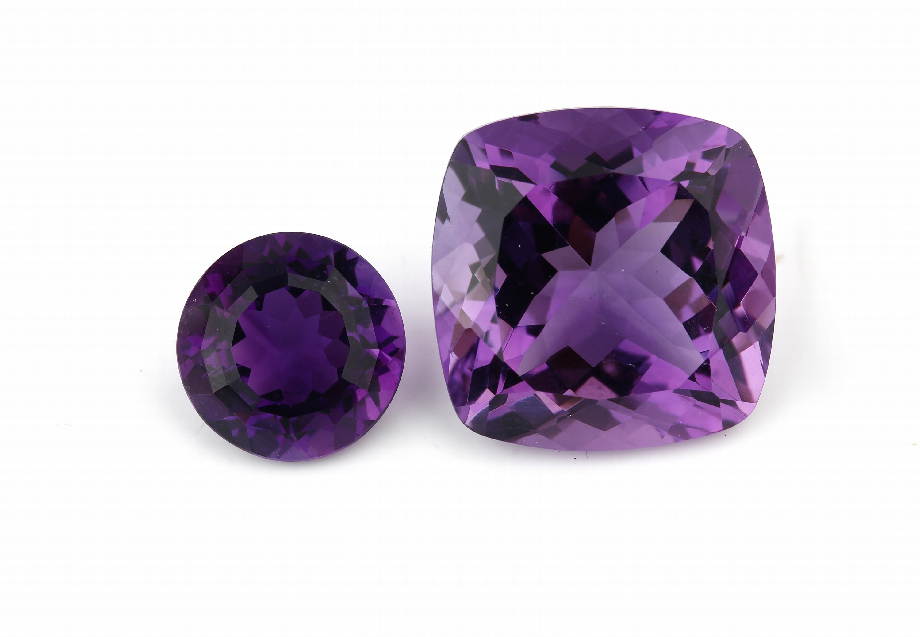 2 lose Amethyste zus. ca. 24.1 ct, 1 x rundfacett., 1 x Kissenschliff