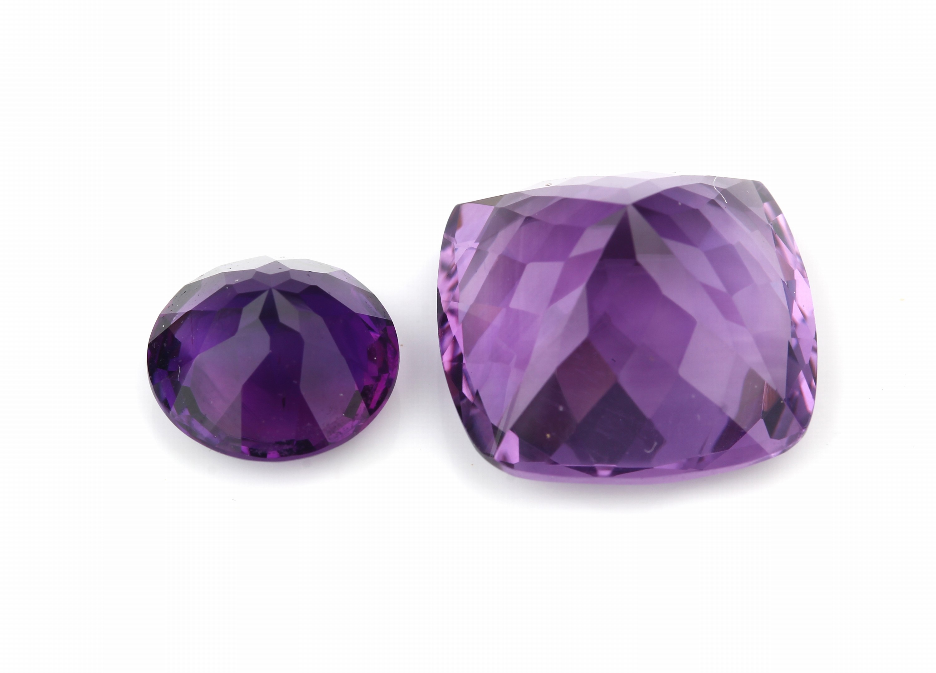 Detail a: 2 lose Amethyste zus. ca. 24.1 ct, 1 x rundfacett., 1 x Kissenschliff