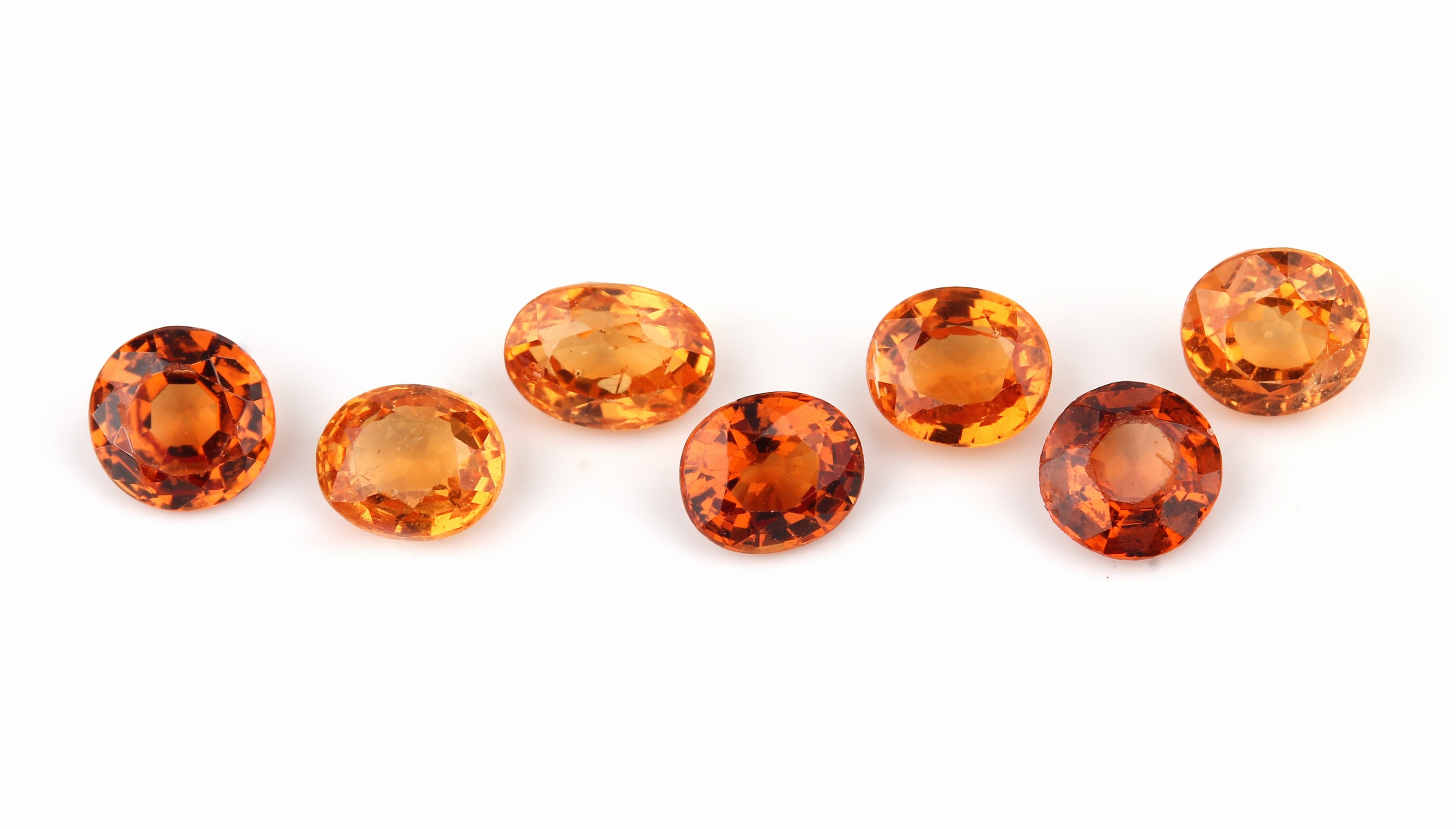7 lose Mandarin-Granate zus. ca. 4.6 ct, 4 x ovalfacett., 3 x rundfacett.