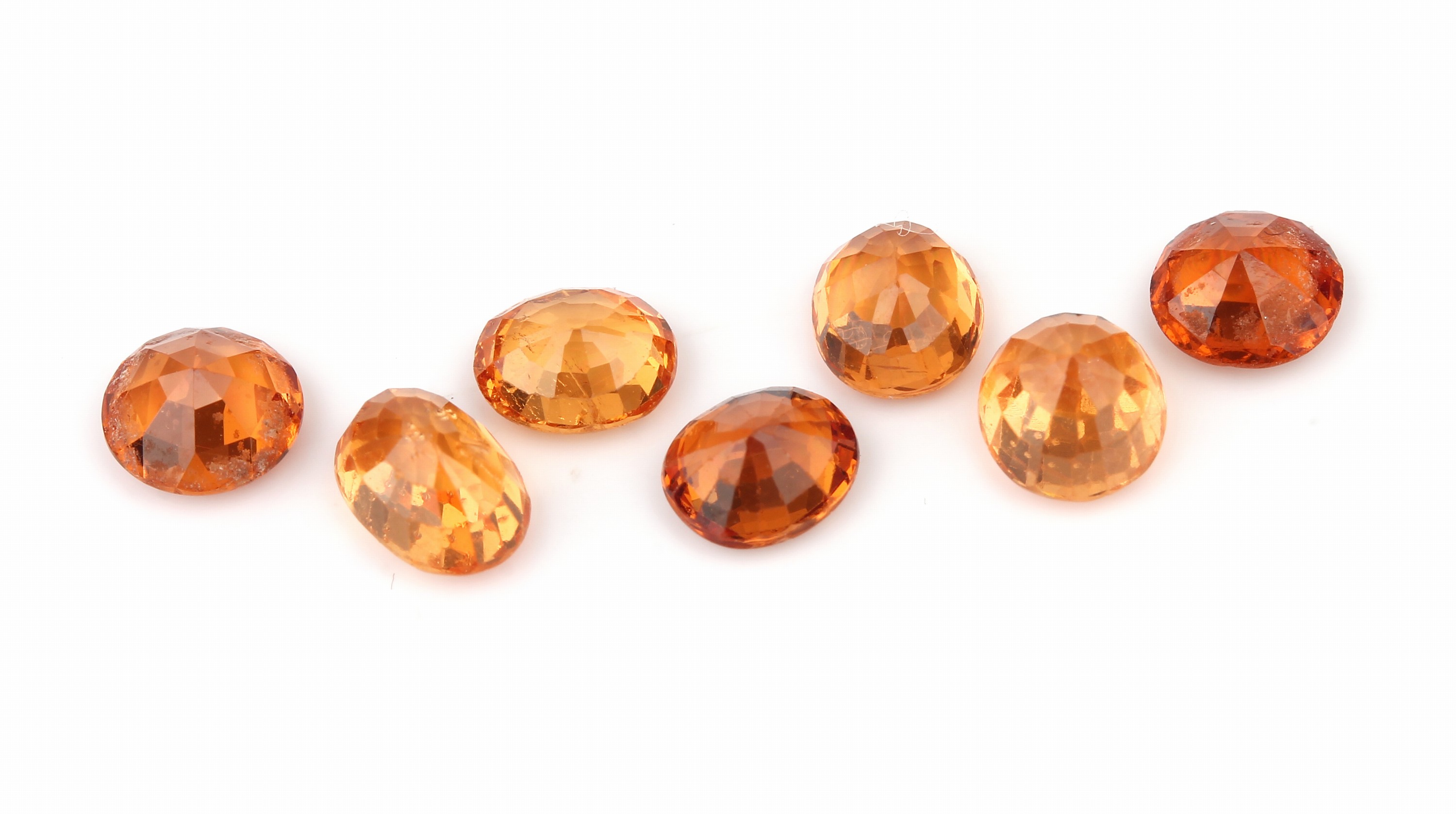 Detail a: 7 lose Mandarin-Granate zus. ca. 4.6 ct, 4 x ovalfacett., 3 x rundfacett.