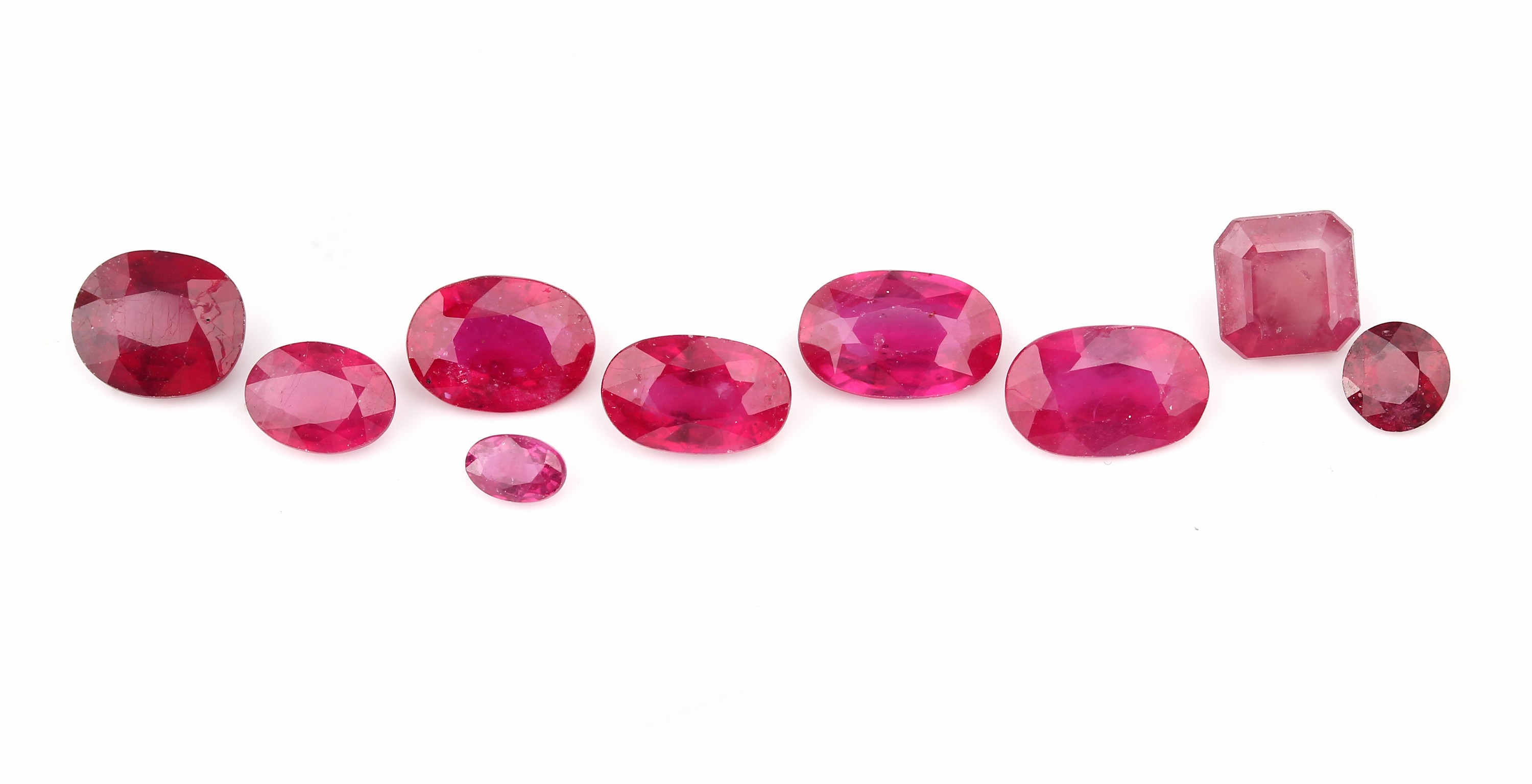 9 lose Rubine zus. ca. 13.8 ct, (beh.) 7 x ovalfacett., 1 x rundfacett., 1 x Carree
