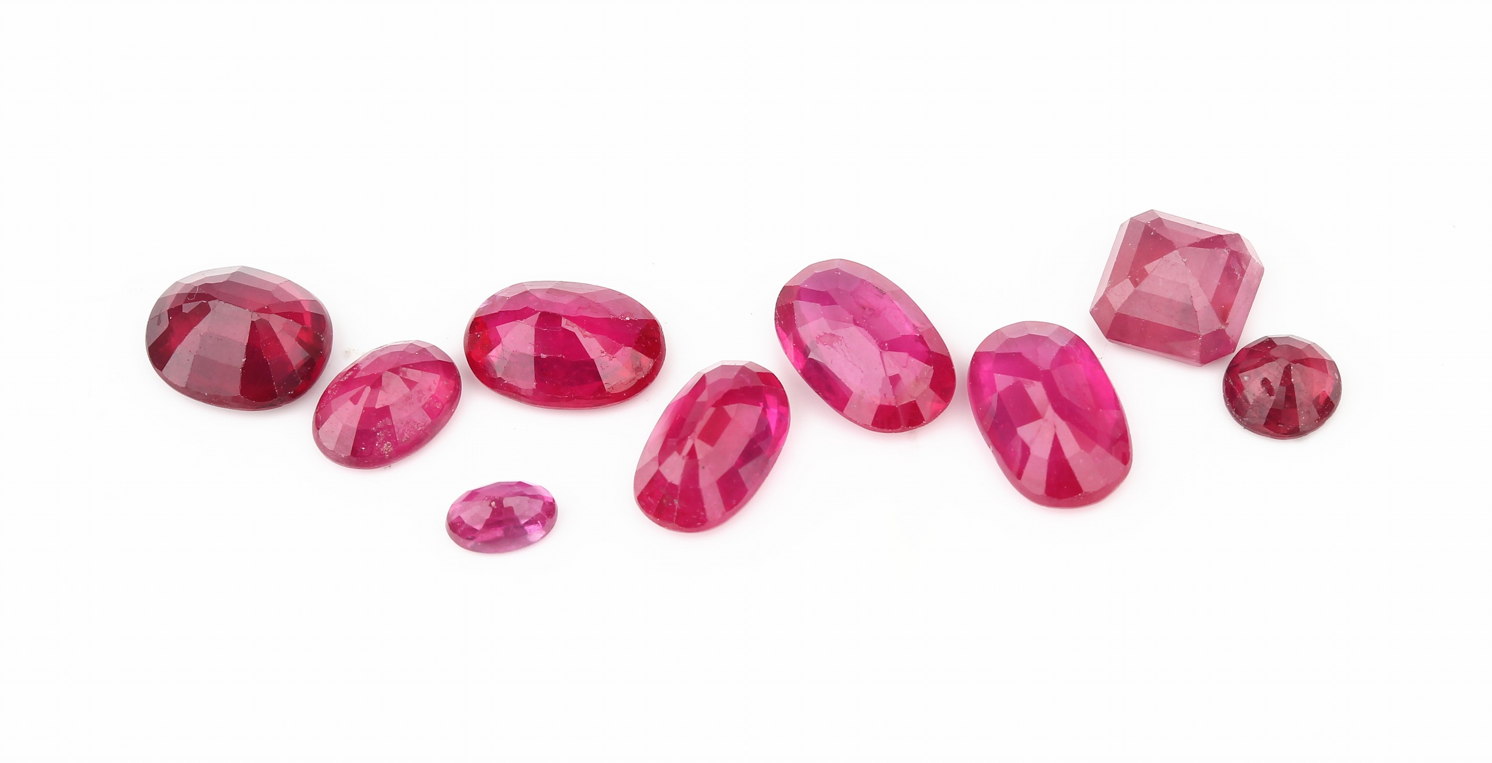 Detail a: 9 lose Rubine zus. ca. 13.8 ct, (beh.) 7 x ovalfacett., 1 x rundfacett., 1 x Carree