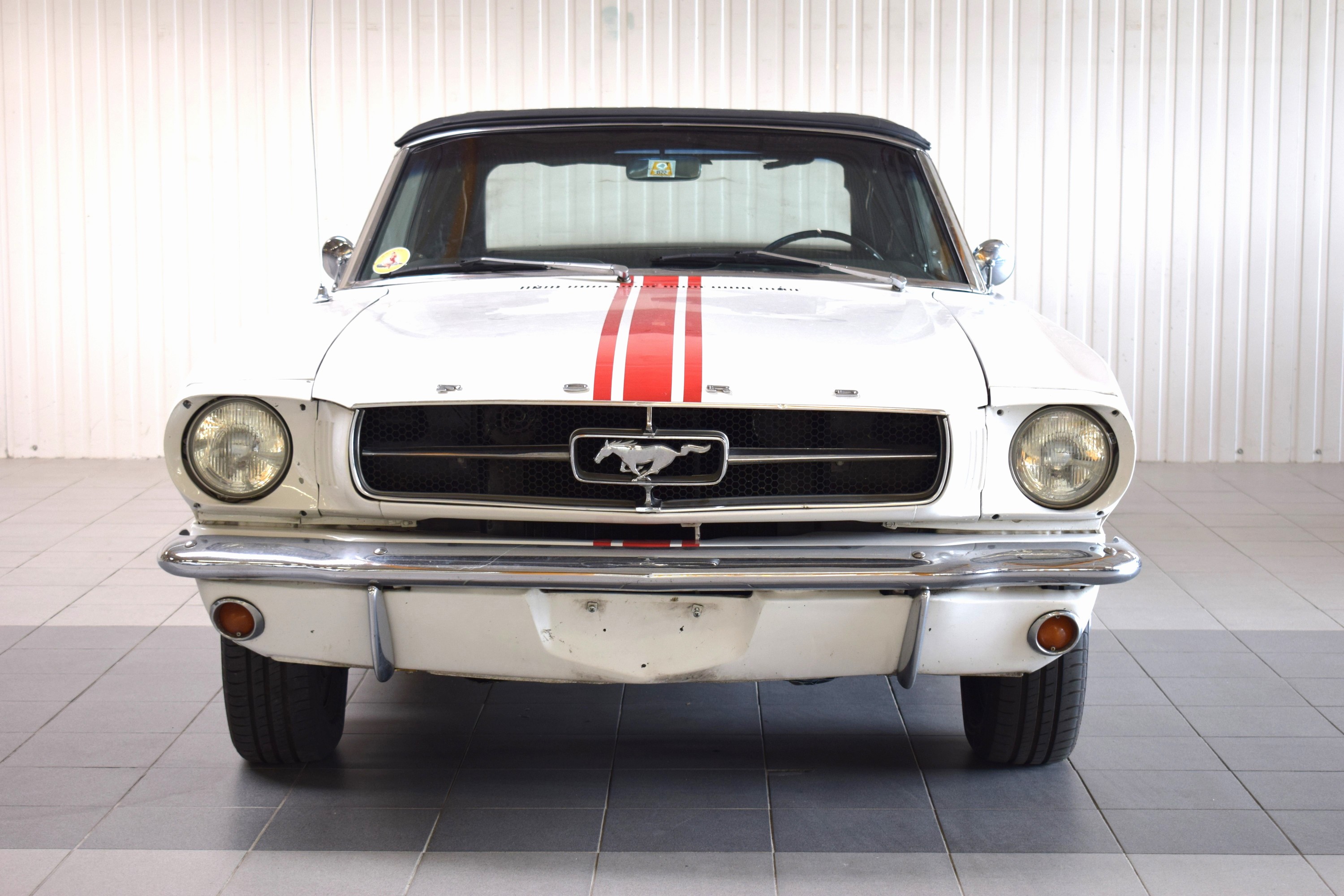 Detail a: Ford Mustang Cabriolet, EZ 07/1965, Laufleistung abgelesen 78.828 Meilen, 77 kW/105 PS, 6-Zylinder, Automatikgetriebe, weiß, Leder schwarz, Verdeck ...