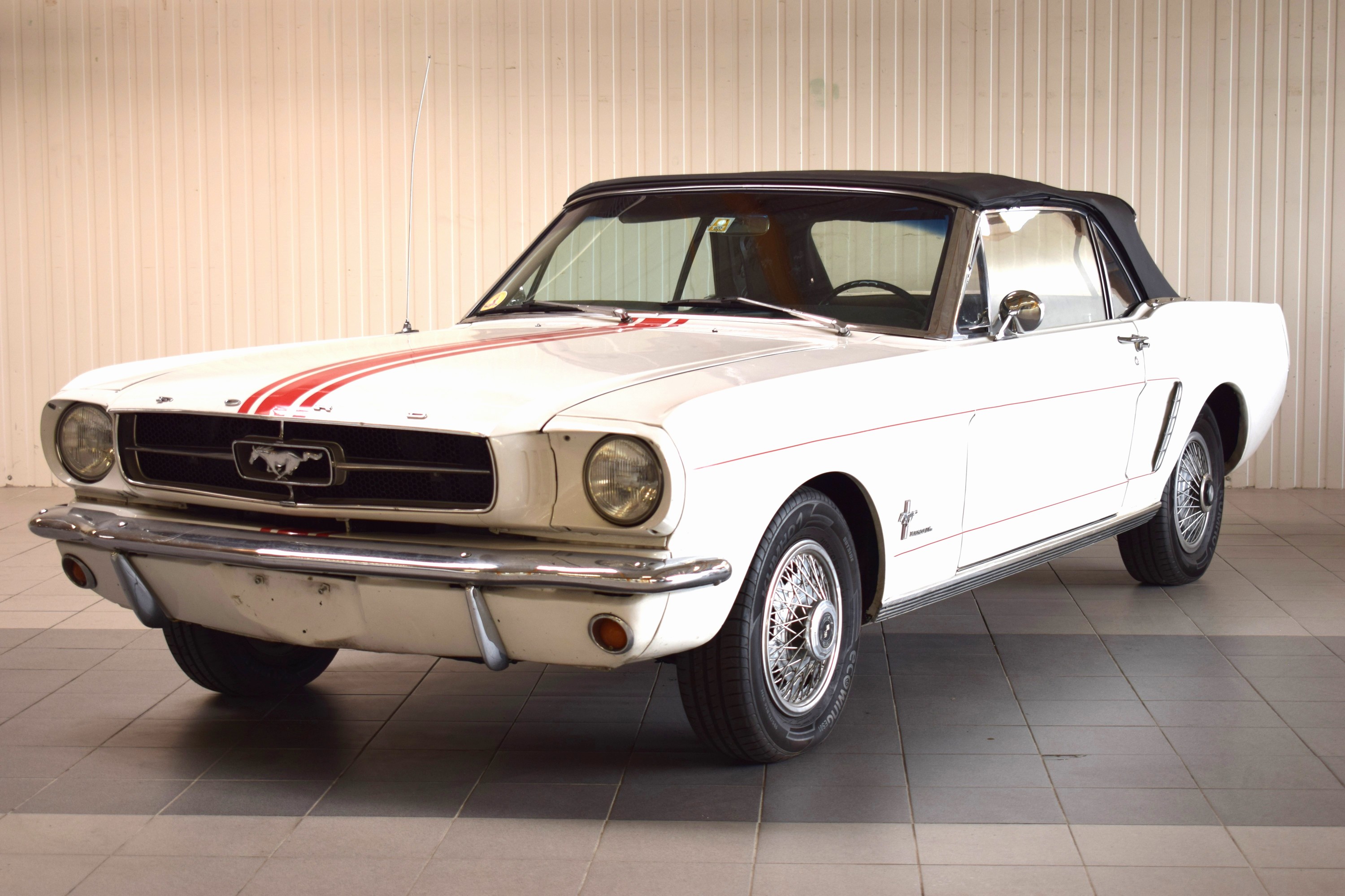 Detail b: Ford Mustang Cabriolet, EZ 07/1965, Laufleistung abgelesen 78.828 Meilen, 77 kW/105 PS, 6-Zylinder, Automatikgetriebe, weiß, Leder schwarz, Verdeck ...