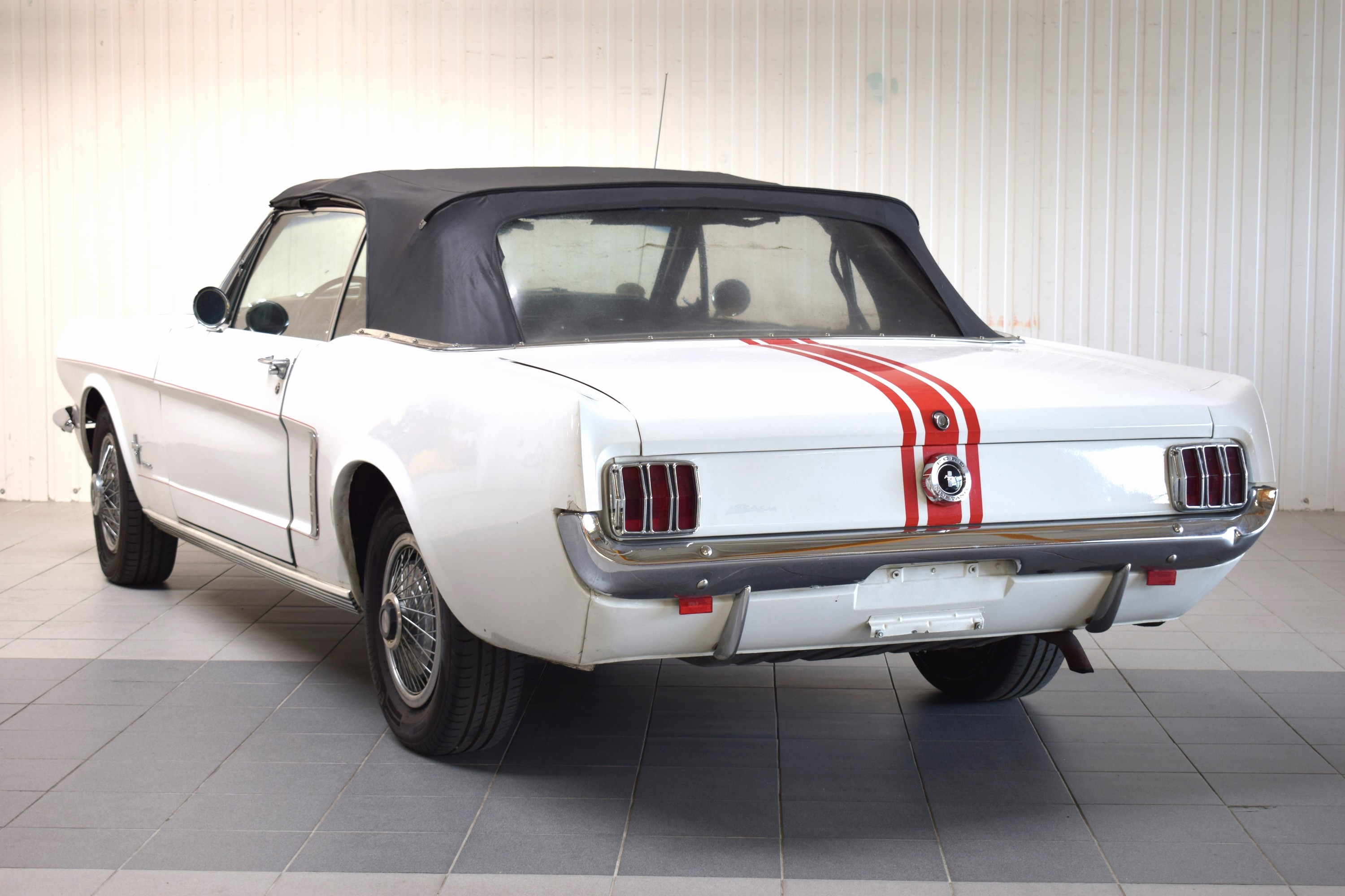 Detail c: Ford Mustang Cabriolet, EZ 07/1965, Laufleistung abgelesen 78.828 Meilen, 77 kW/105 PS, 6-Zylinder, Automatikgetriebe, weiß, Leder schwarz, Verdeck ...