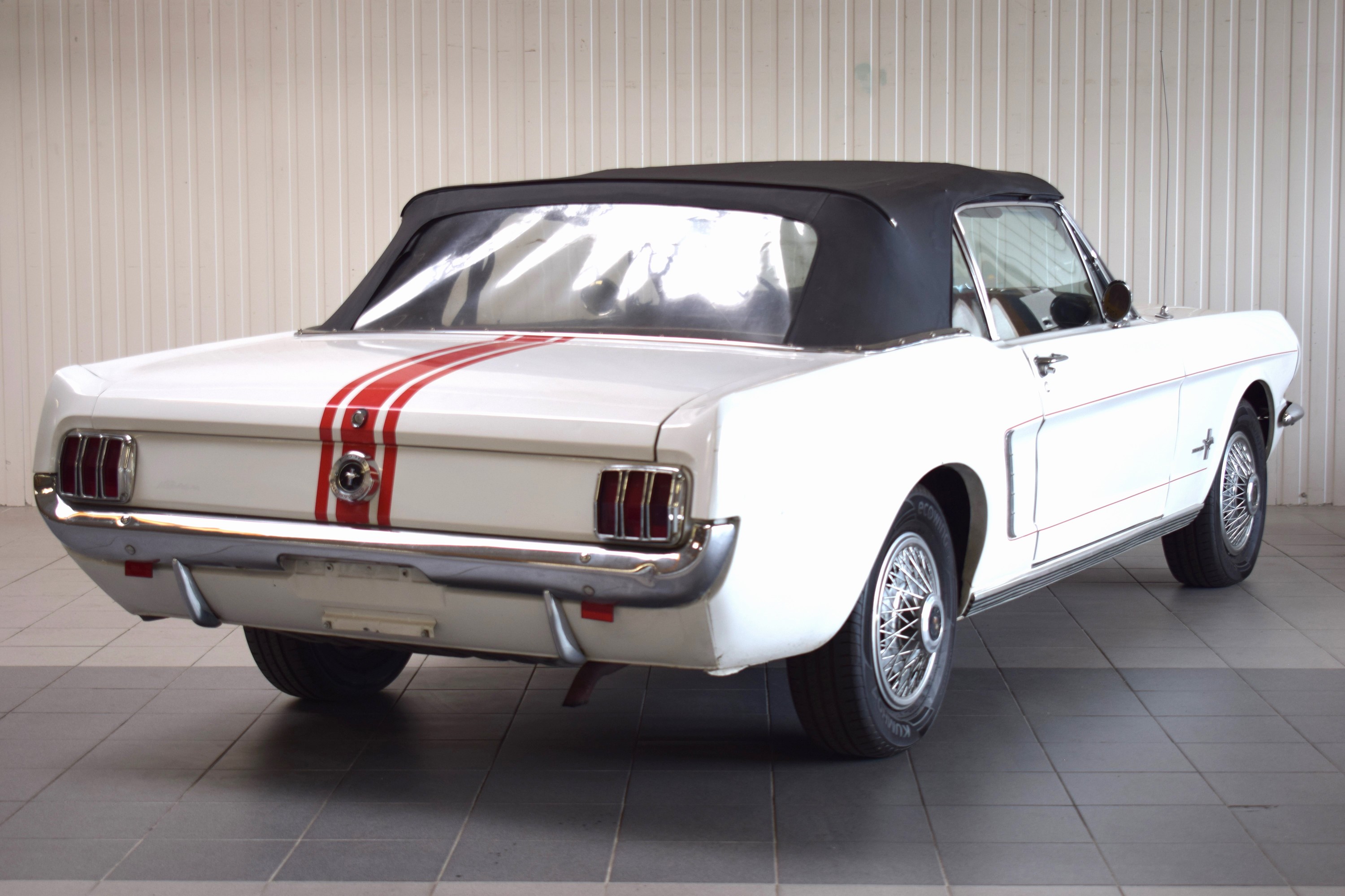Detail e: Ford Mustang Cabriolet, EZ 07/1965, Laufleistung abgelesen 78.828 Meilen, 77 kW/105 PS, 6-Zylinder, Automatikgetriebe, weiß, Leder schwarz, Verdeck ...