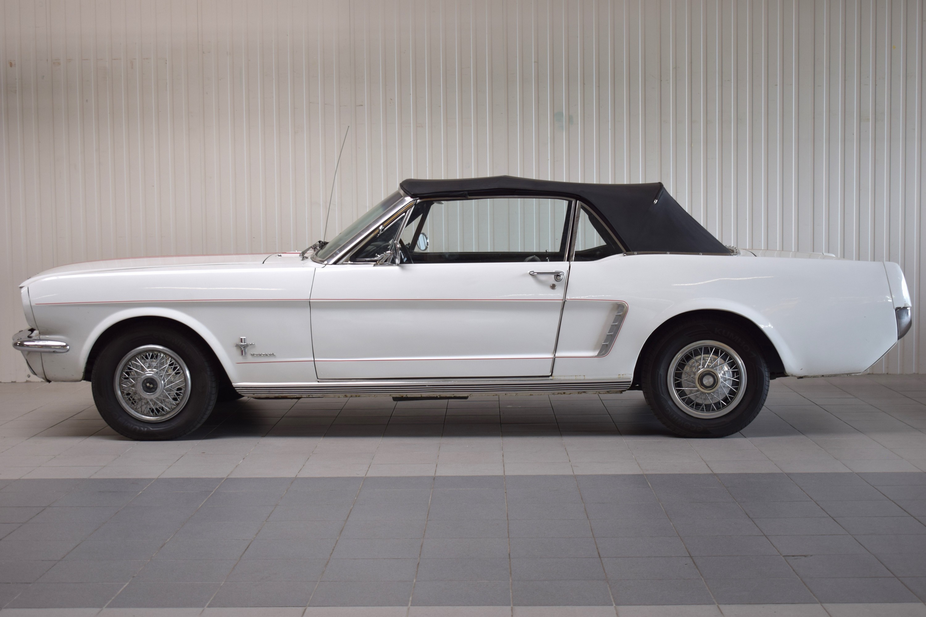 Detail f: Ford Mustang Cabriolet, EZ 07/1965, Laufleistung abgelesen 78.828 Meilen, 77 kW/105 PS, 6-Zylinder, Automatikgetriebe, weiß, Leder schwarz, Verdeck ...
