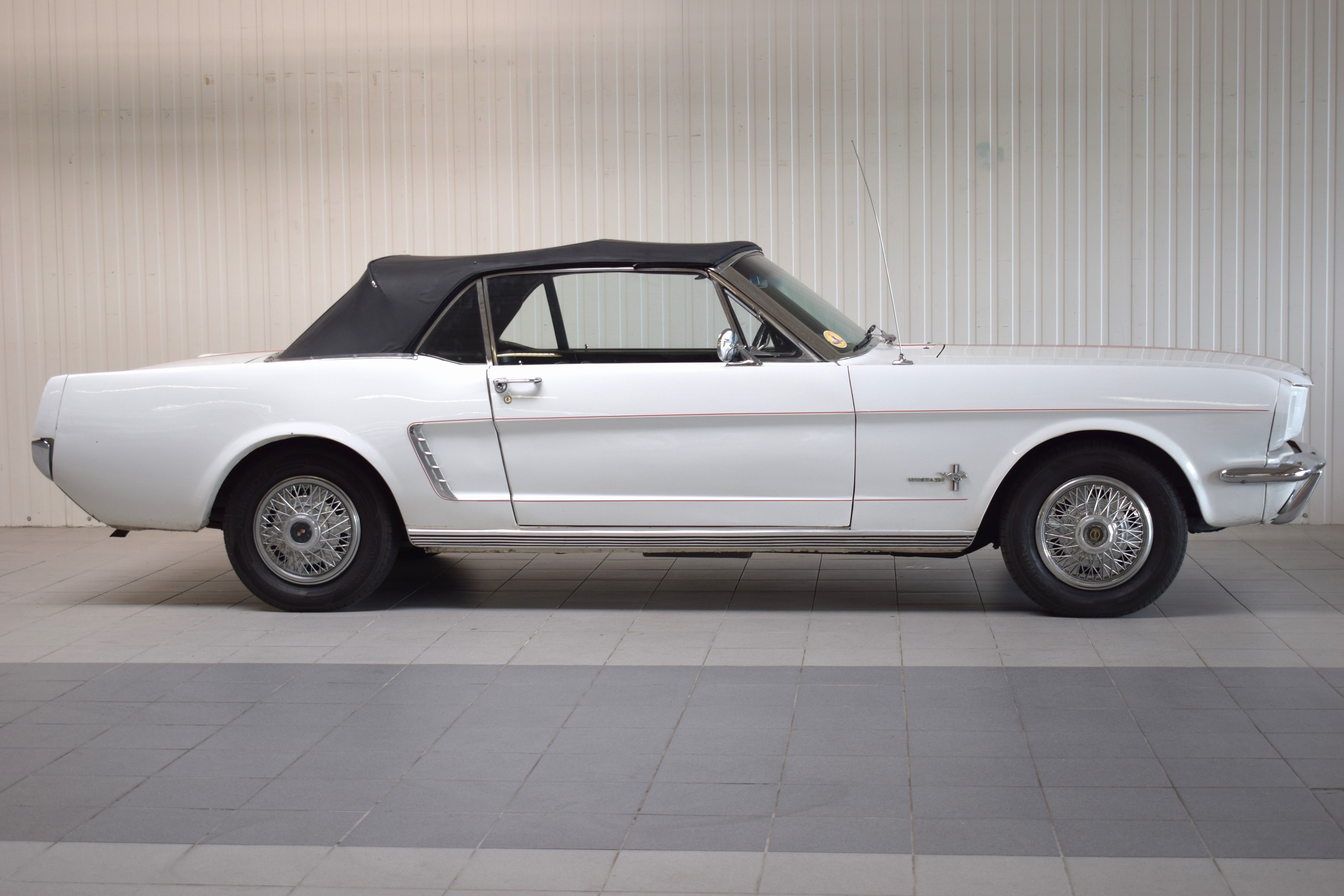 Detail g: Ford Mustang Cabriolet, EZ 07/1965, Laufleistung abgelesen 78.828 Meilen, 77 kW/105 PS, 6-Zylinder, Automatikgetriebe, weiß, Leder schwarz, Verdeck ...