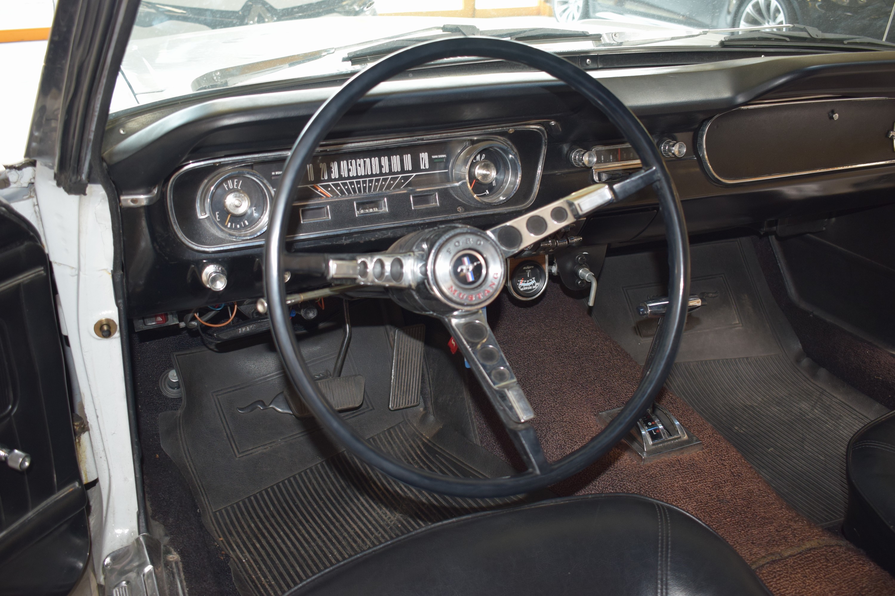 Detail h: Ford Mustang Cabriolet, EZ 07/1965, Laufleistung abgelesen 78.828 Meilen, 77 kW/105 PS, 6-Zylinder, Automatikgetriebe, weiß, Leder schwarz, Verdeck ...