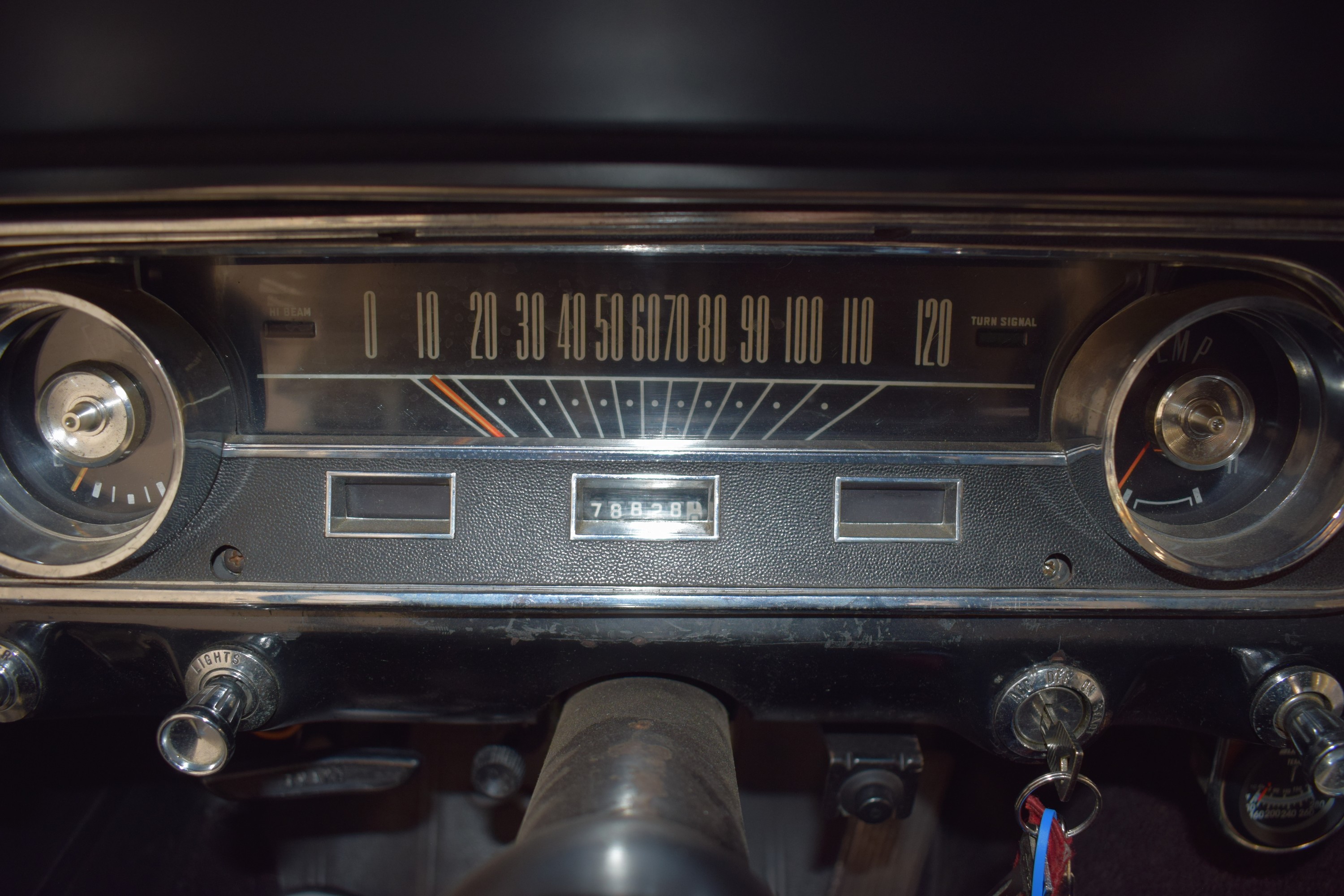 Detail i: Ford Mustang Cabriolet, EZ 07/1965, Laufleistung abgelesen 78.828 Meilen, 77 kW/105 PS, 6-Zylinder, Automatikgetriebe, weiß, Leder schwarz, Verdeck ...