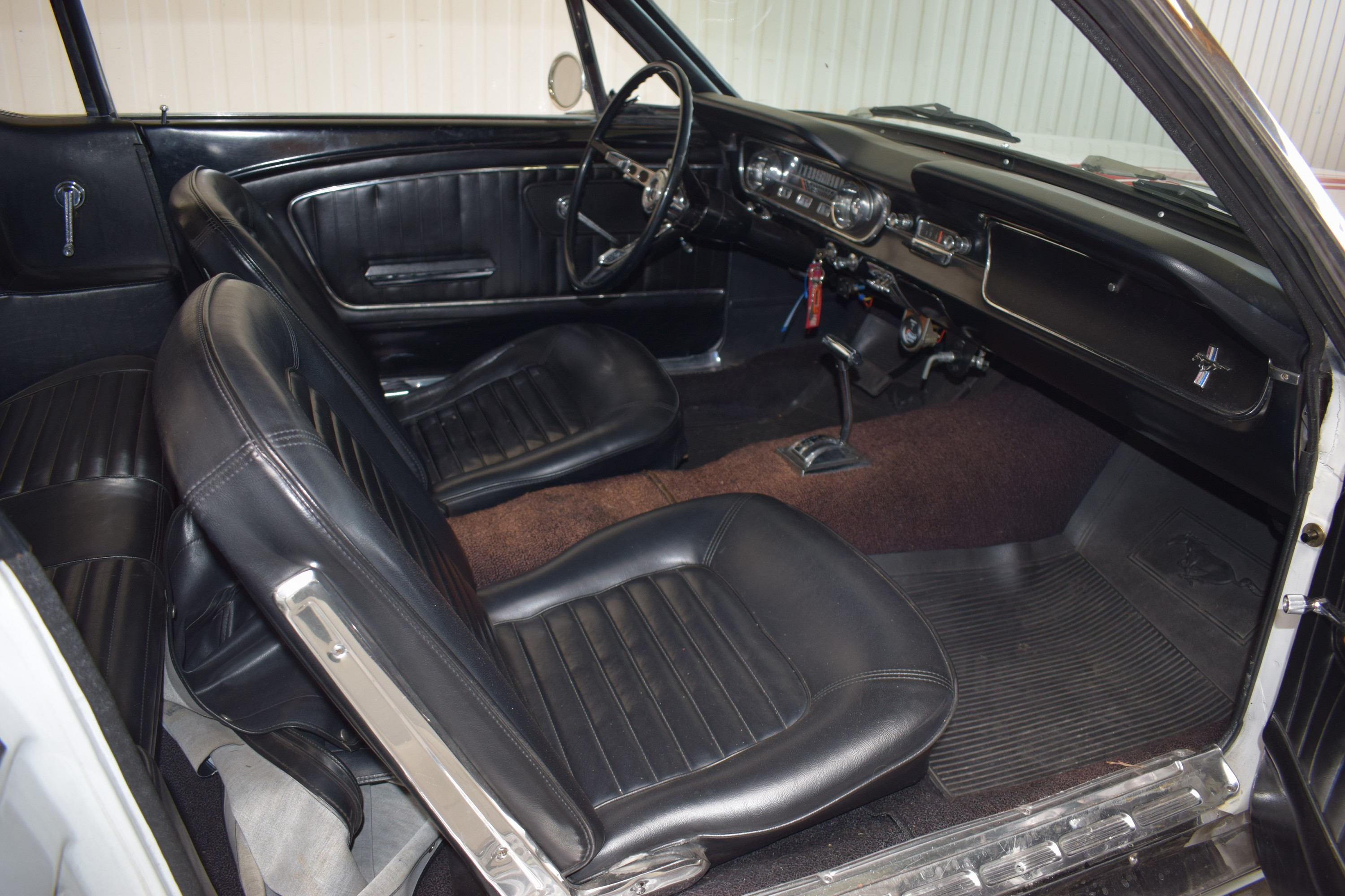 Detail j: Ford Mustang Cabriolet, EZ 07/1965, Laufleistung abgelesen 78.828 Meilen, 77 kW/105 PS, 6-Zylinder, Automatikgetriebe, weiß, Leder schwarz, Verdeck ...
