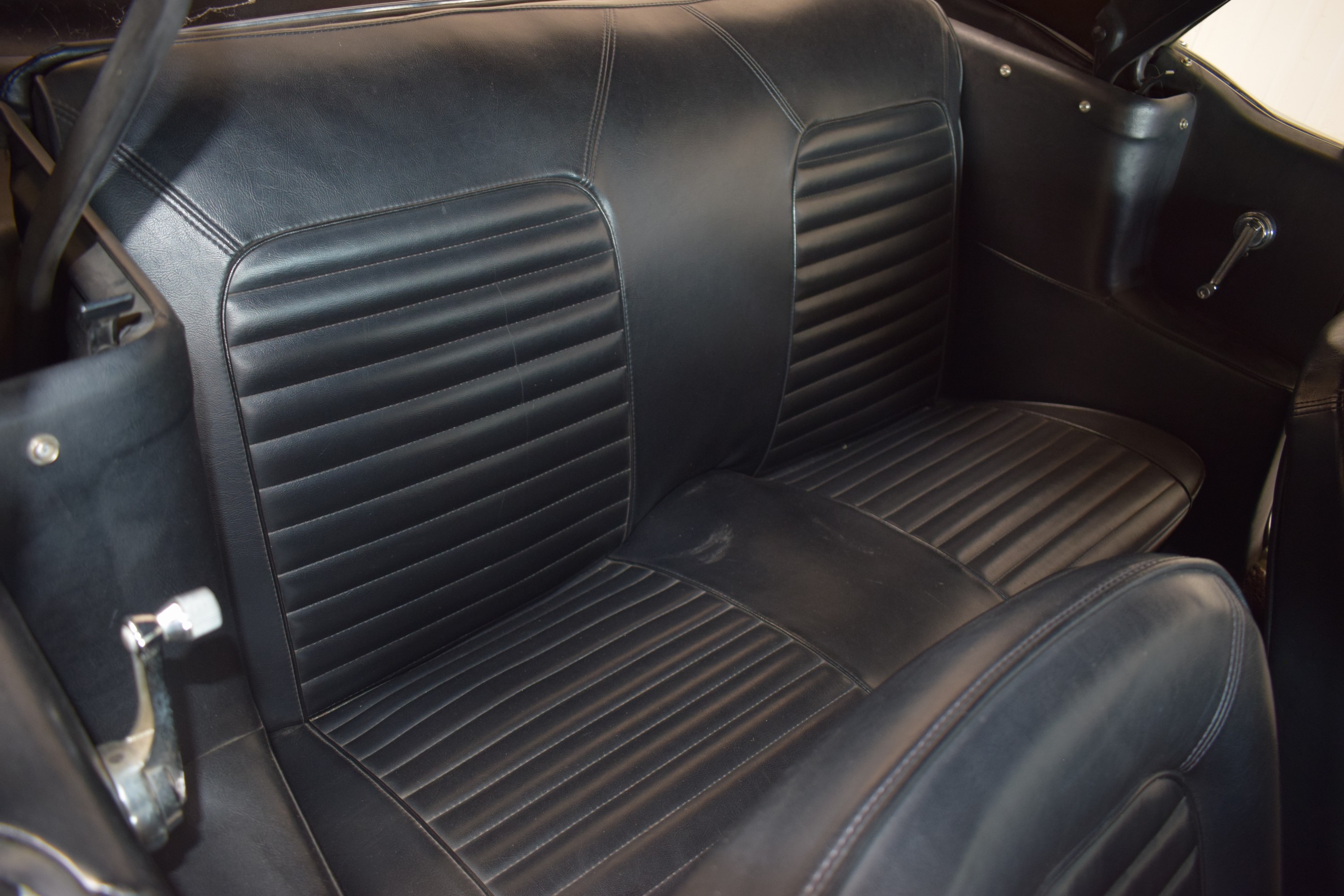 Detail k: Ford Mustang Cabriolet, EZ 07/1965, Laufleistung abgelesen 78.828 Meilen, 77 kW/105 PS, 6-Zylinder, Automatikgetriebe, weiß, Leder schwarz, Verdeck ...