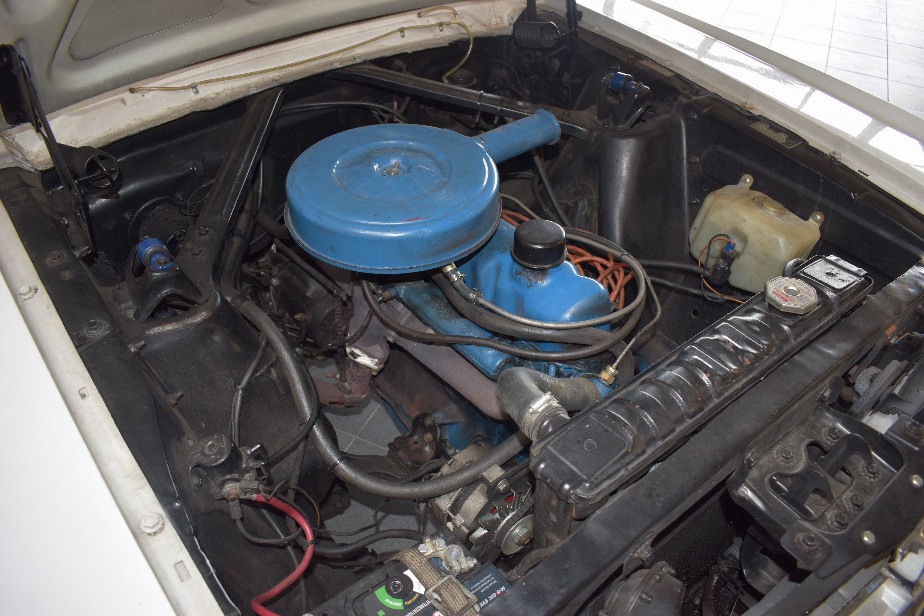 Detail l: Ford Mustang Cabriolet, EZ 07/1965, Laufleistung abgelesen 78.828 Meilen, 77 kW/105 PS, 6-Zylinder, Automatikgetriebe, weiß, Leder schwarz, Verdeck ...