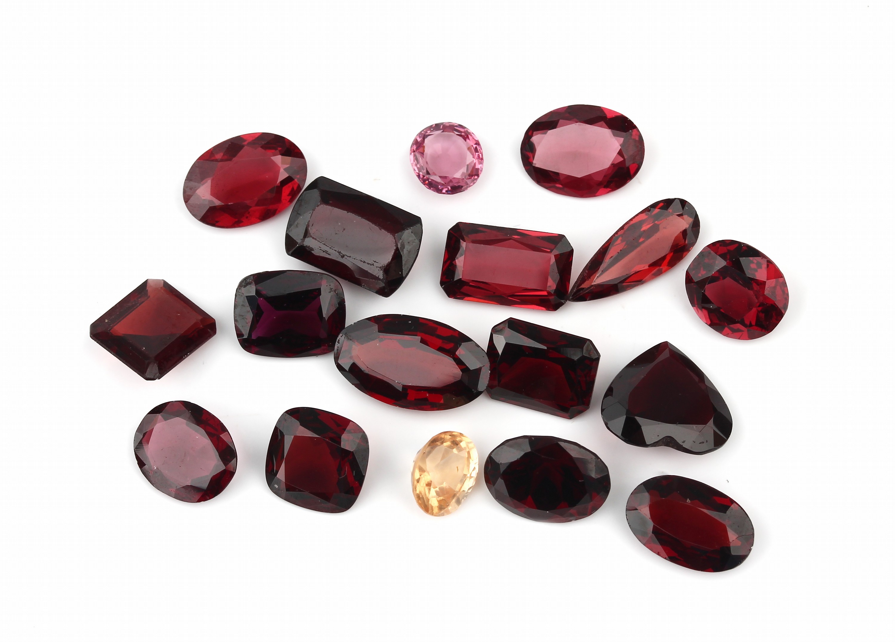 17 lose Granate zus. ca. 58.15 ct, überwiegend rot, versch. Schliffformen (oval, Herz, rund, Tropfen etc.)