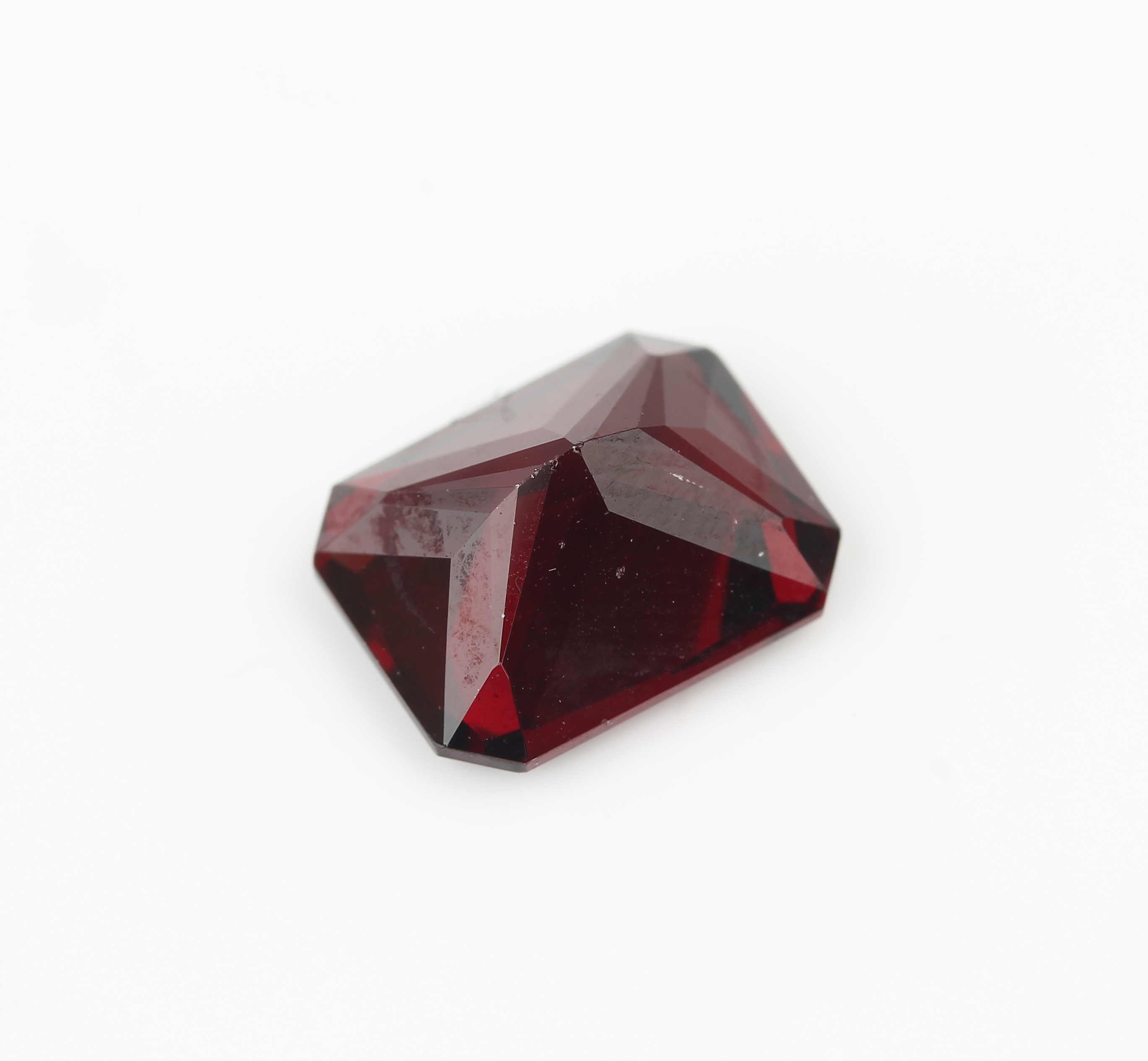 Detail b: 17 lose Granate zus. ca. 58.15 ct, überwiegend rot, versch. Schliffformen (oval, Herz, rund, Tropfen etc.)
