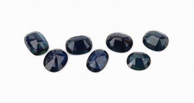 26779738a - 7 oval bevelled sapphires total approx. 10.1 ct Valuation Price: 1300, - EUR
