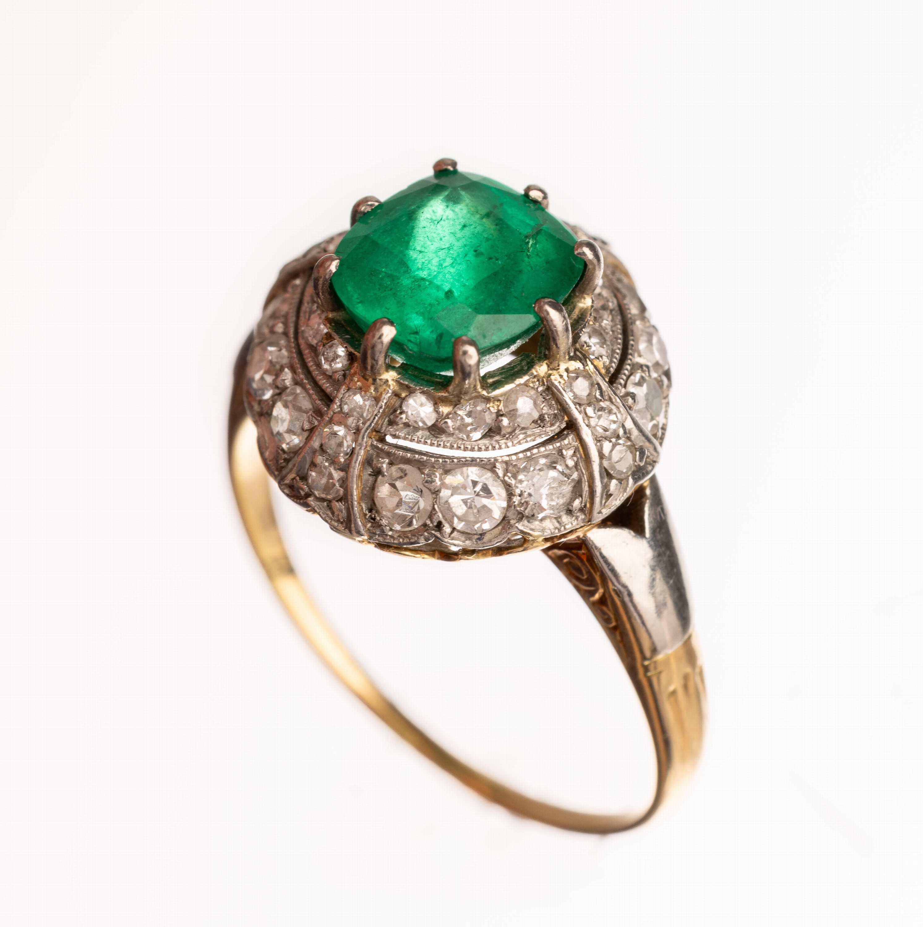 14 kt Gold Smaragd-Diamant-Ring, GG/WG 585/000, facett. Smaragd ca. 1.40 ct (beh.), Altschliffdiamanten zus. ca. 0.80 ct Weiß -getöntes Weiß/p1, ...