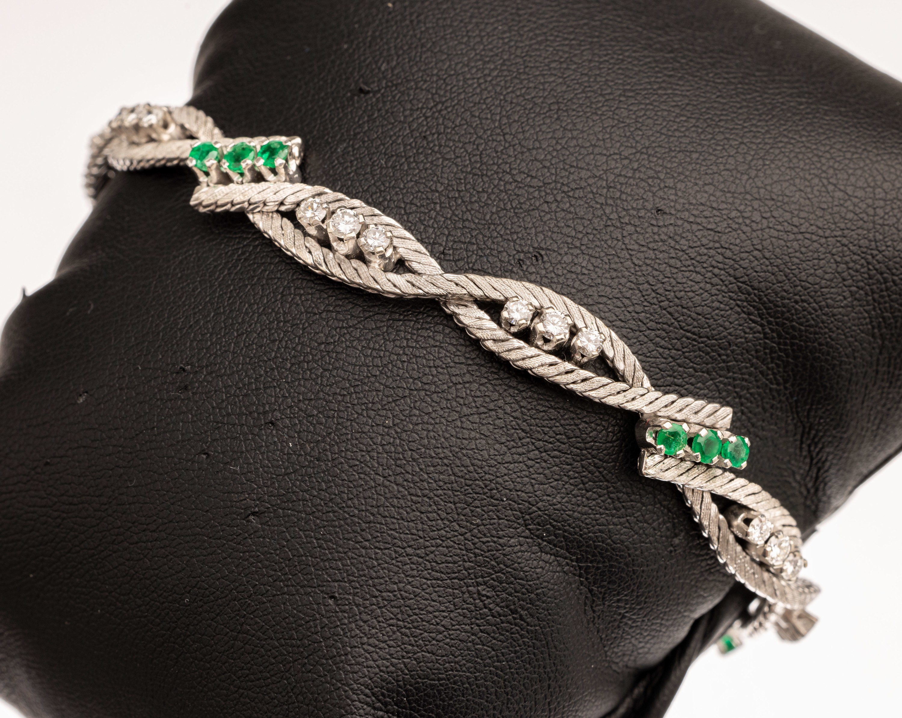 18 kt Gold Smaragd Brillant Armband, WG 750/000, 12 rundfacett. Smaragde zus. ca. 0.36ct, 24 Brillanten zus. ca. 1.36 ct feines Weiß-Weiß/vs-si, ...