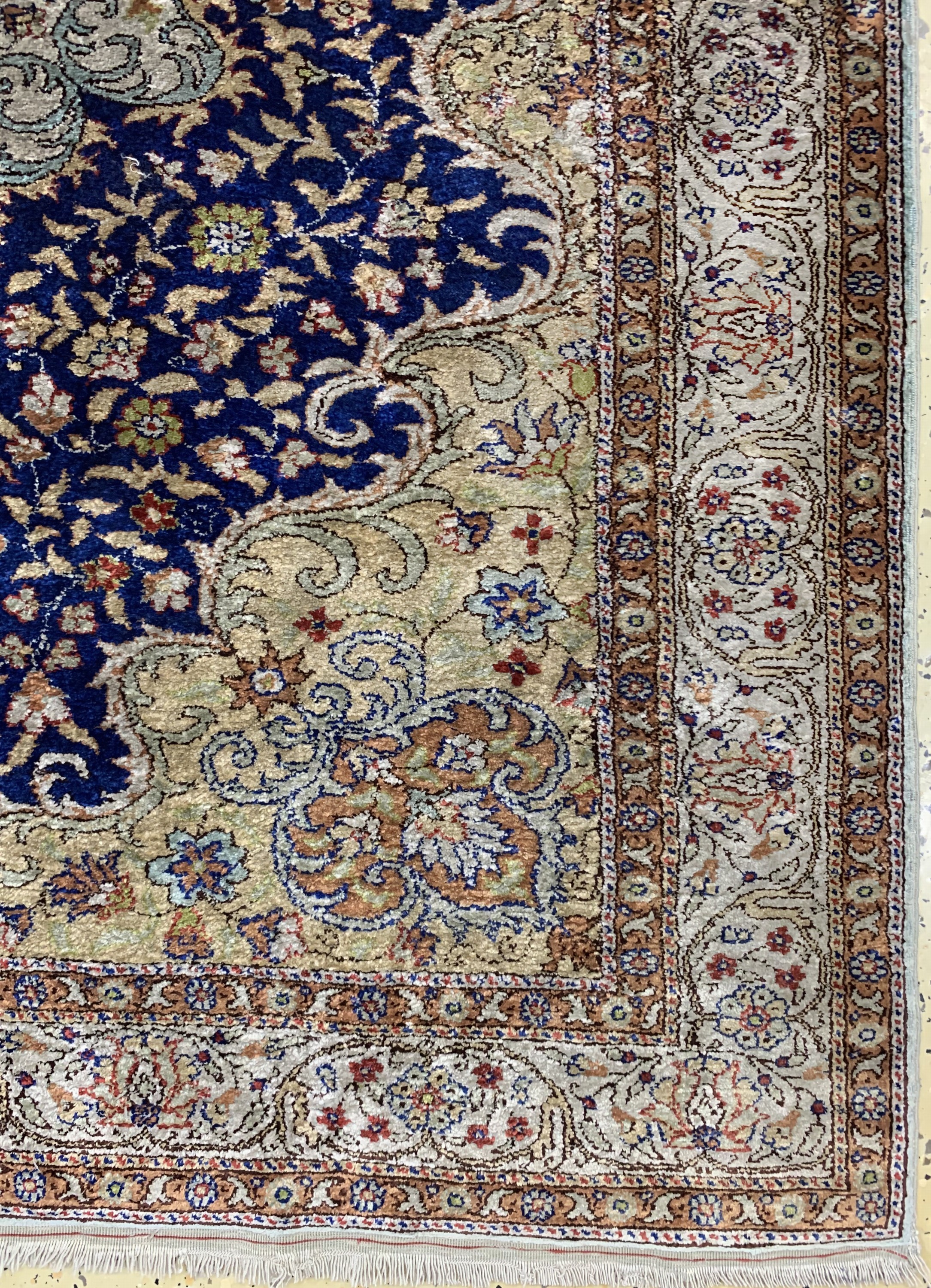 Detail a: Kayseri Seide, Türkei, Mitte 20.Jhd, reine Naturseide, ca. 180 x 120 cm, Reinigungsbedürftig, EHZ: 2