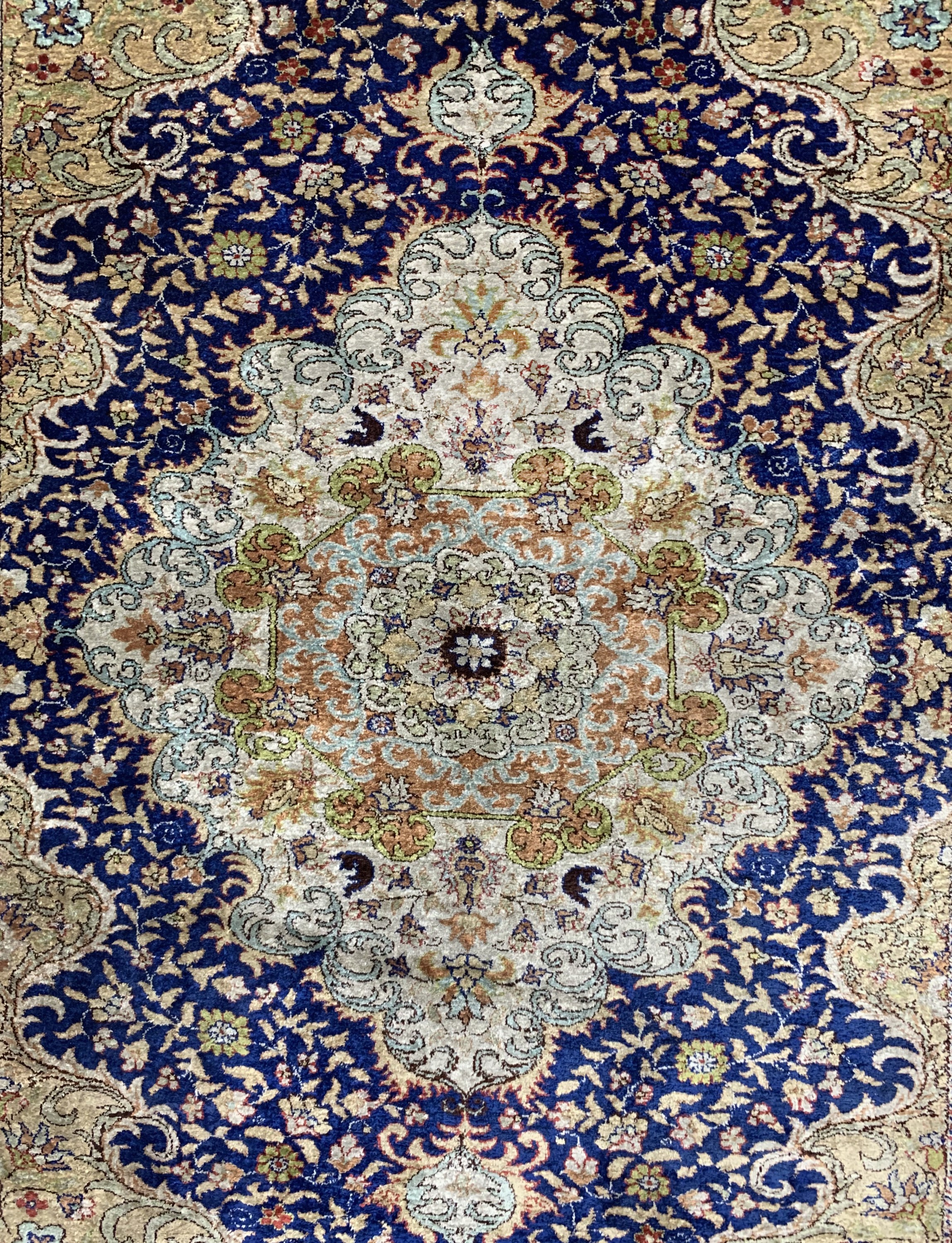 Detail b: Kayseri Seide, Türkei, Mitte 20.Jhd, reine Naturseide, ca. 180 x 120 cm, Reinigungsbedürftig, EHZ: 2