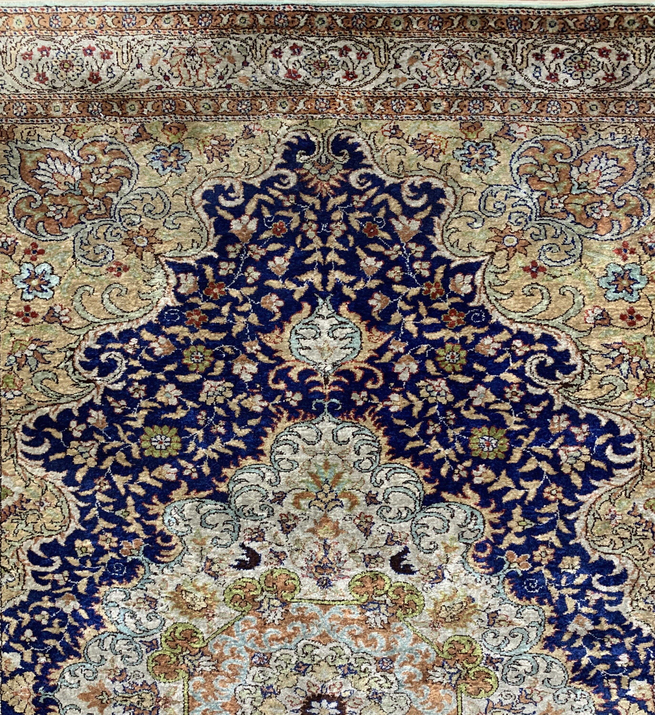 Detail c: Kayseri Seide, Türkei, Mitte 20.Jhd, reine Naturseide, ca. 180 x 120 cm, Reinigungsbedürftig, EHZ: 2