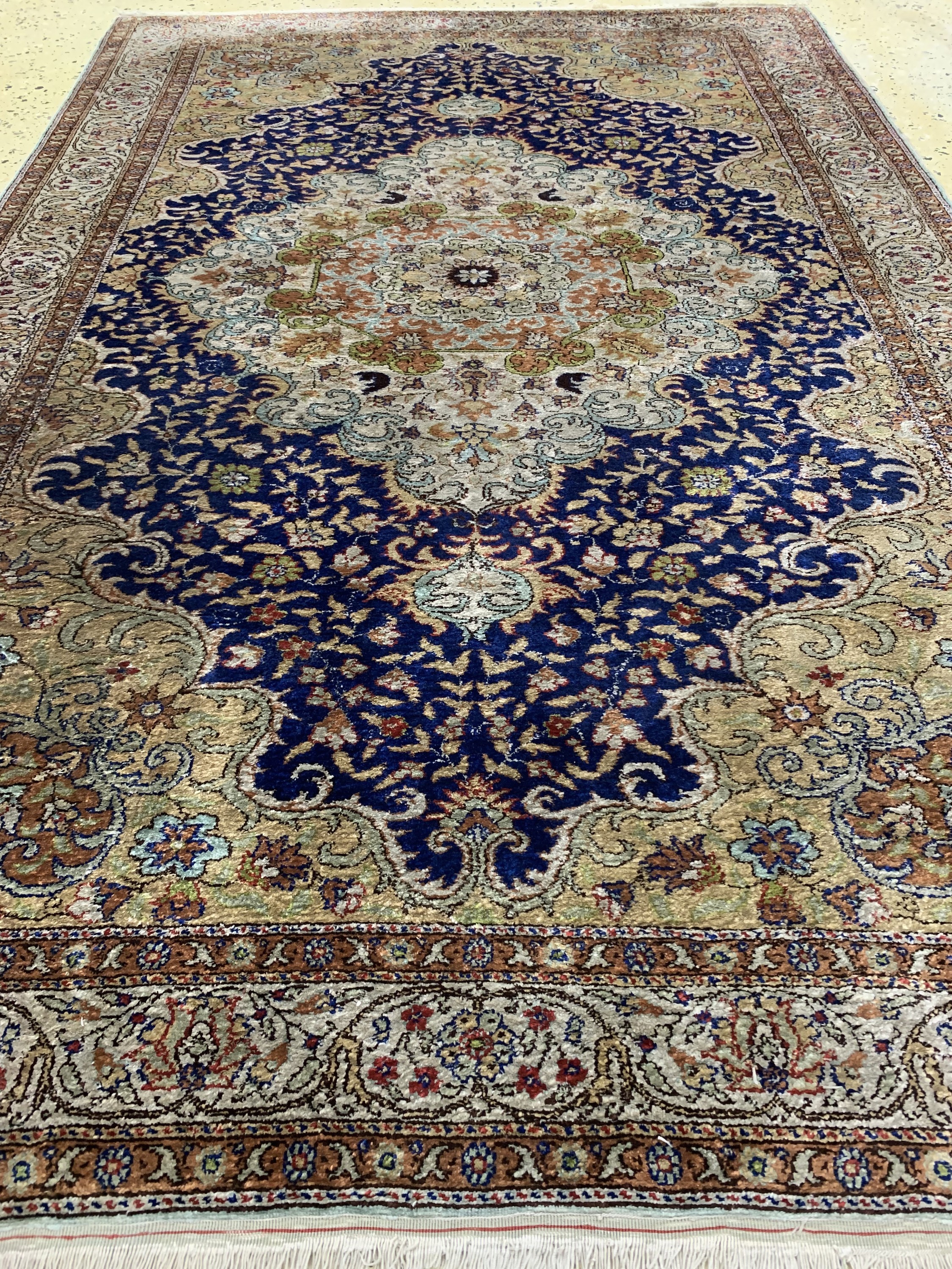 Detail d: Kayseri Seide, Türkei, Mitte 20.Jhd, reine Naturseide, ca. 180 x 120 cm, Reinigungsbedürftig, EHZ: 2