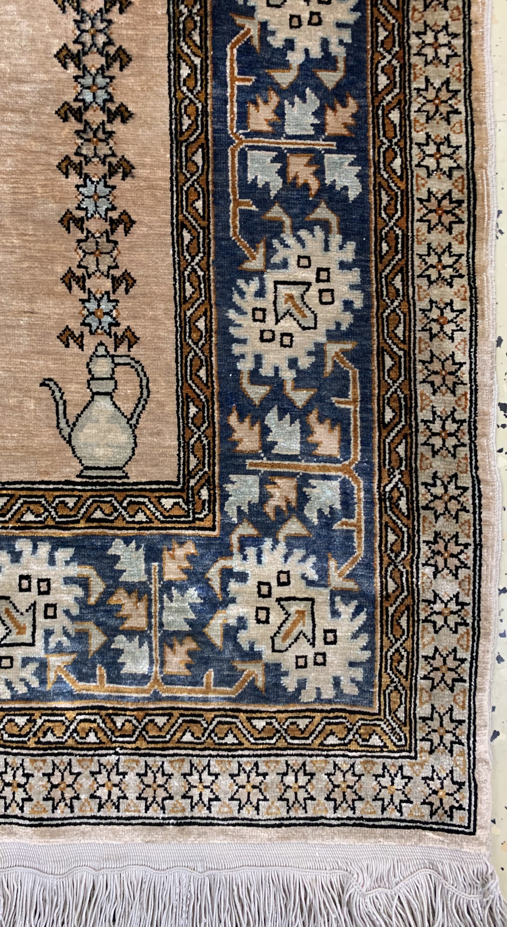 Detail a: Hereke Seide fein, Türkei, Mitte 20.Jhd, reine Naturseide, ca. 80 x 53 cm, ca. 1,0 Mio.Kn/qm, verfärbt, EHZ: 2
