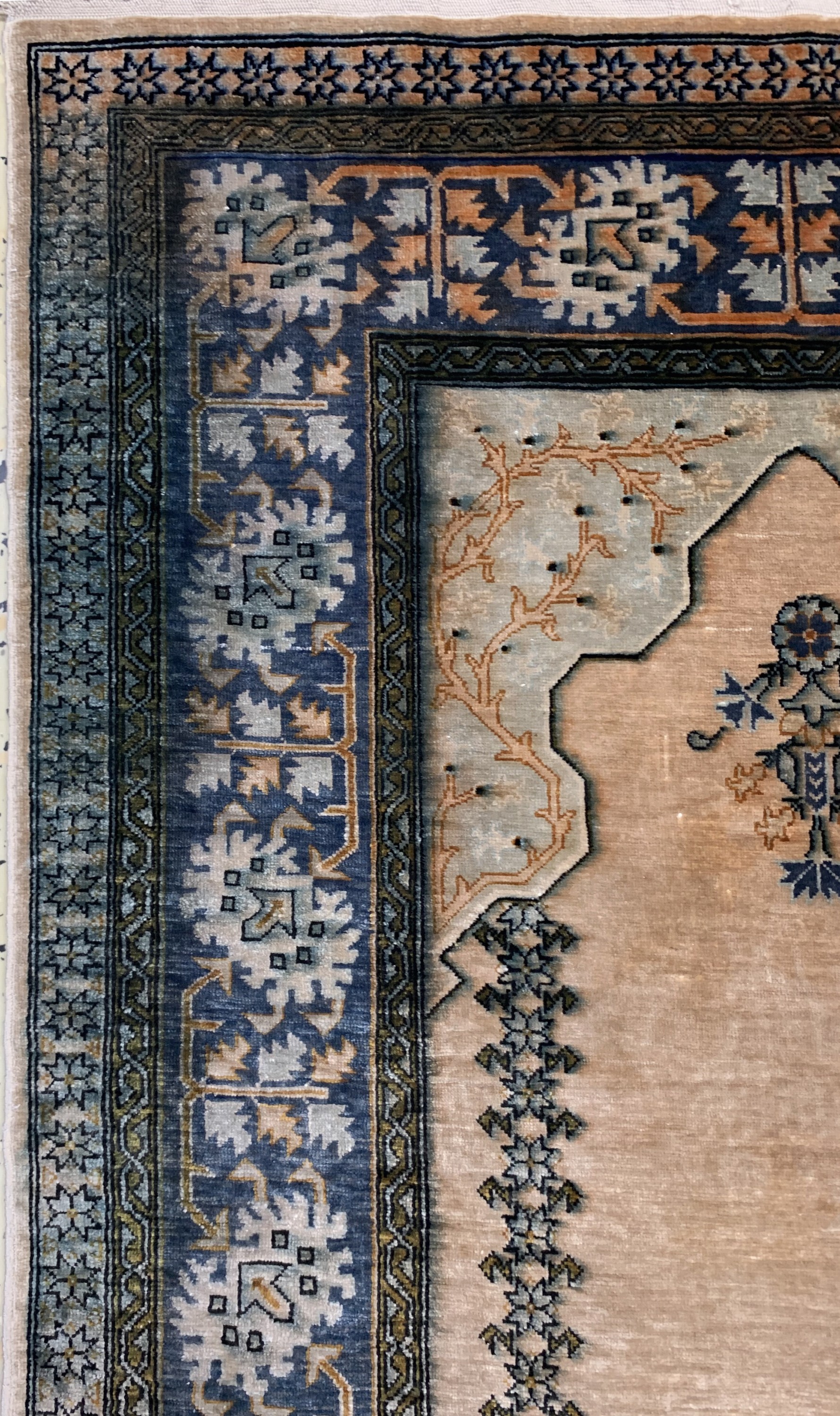 Detail b: Hereke Seide fein, Türkei, Mitte 20.Jhd, reine Naturseide, ca. 80 x 53 cm, ca. 1,0 Mio.Kn/qm, verfärbt, EHZ: 2