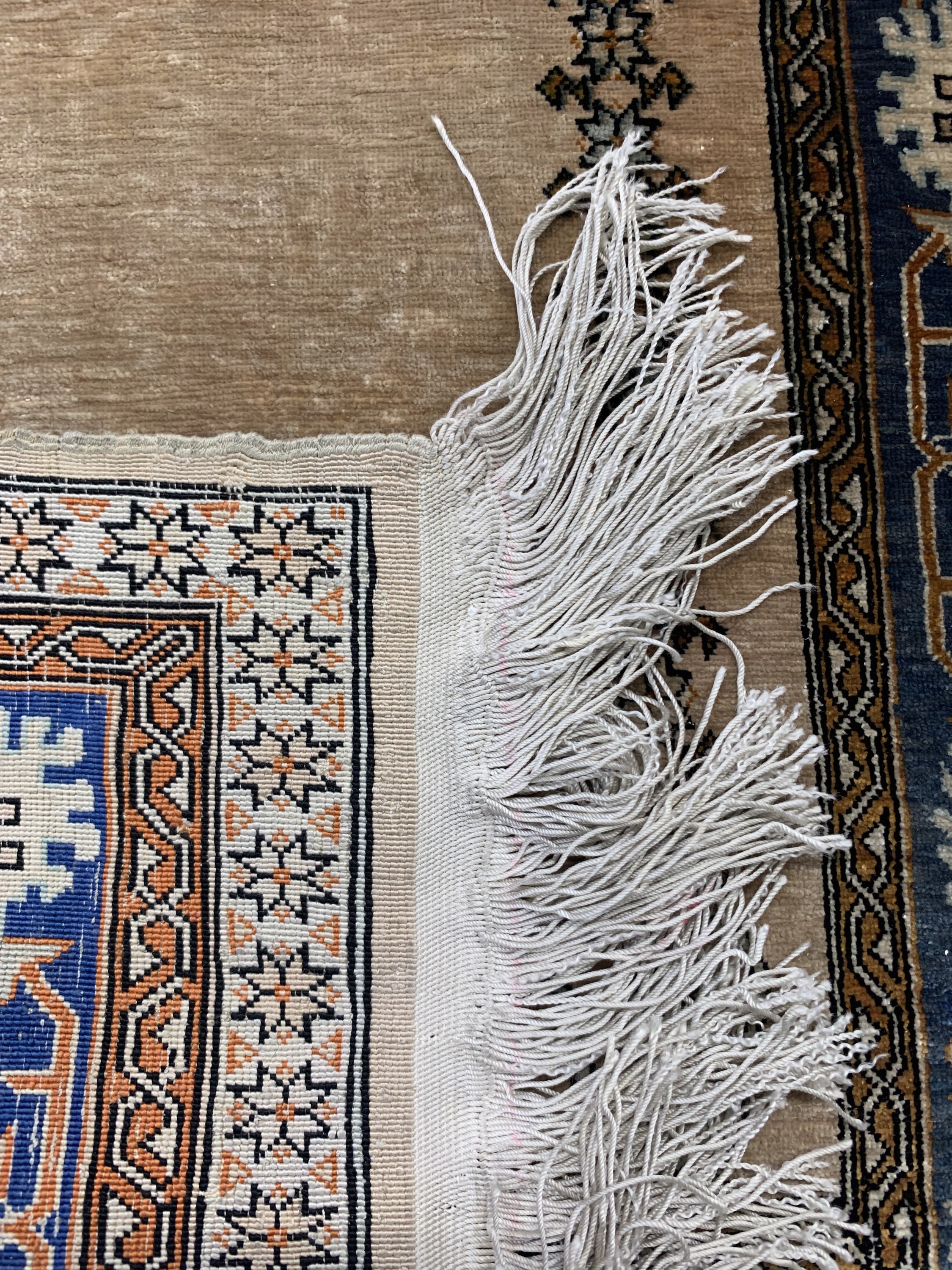 Detail e: Hereke Seide fein, Türkei, Mitte 20.Jhd, reine Naturseide, ca. 80 x 53 cm, ca. 1,0 Mio.Kn/qm, verfärbt, EHZ: 2