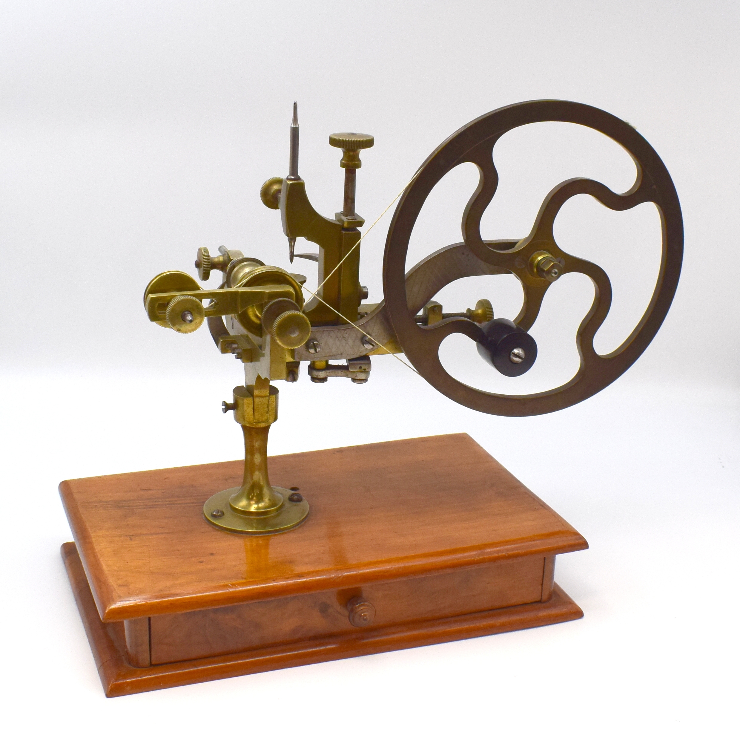WÄLZMASCHINE für Uhrmacher mit Zubehör, um 1900, dekorative Messing-Maschine auf orig. Nußbaum-Fuß mit Schublade, darin reichhaltiges Zubehör ...