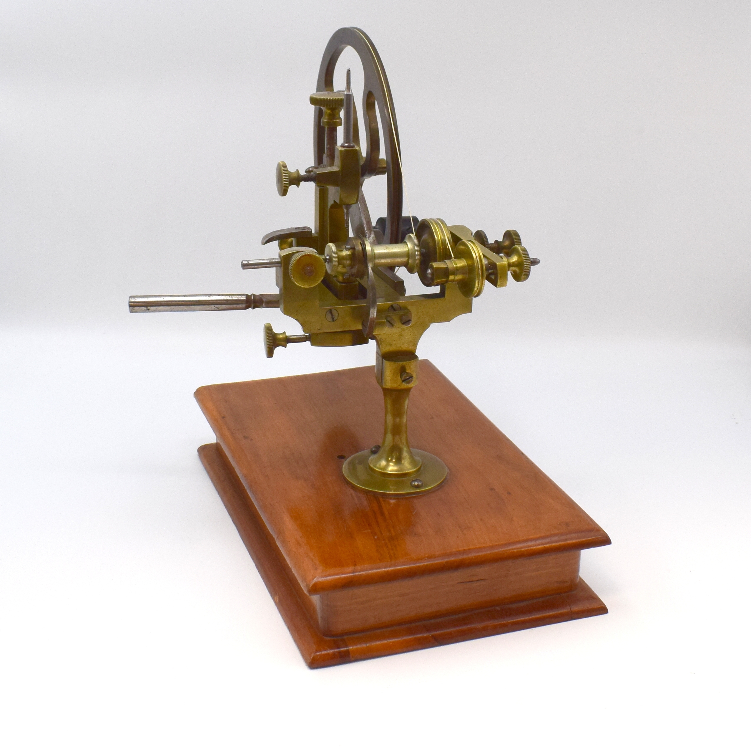 Detail a: WÄLZMASCHINE für Uhrmacher mit Zubehör, um 1900, dekorative Messing-Maschine auf orig. Nußbaum-Fuß mit Schublade, darin reichhaltiges Zubehör ...