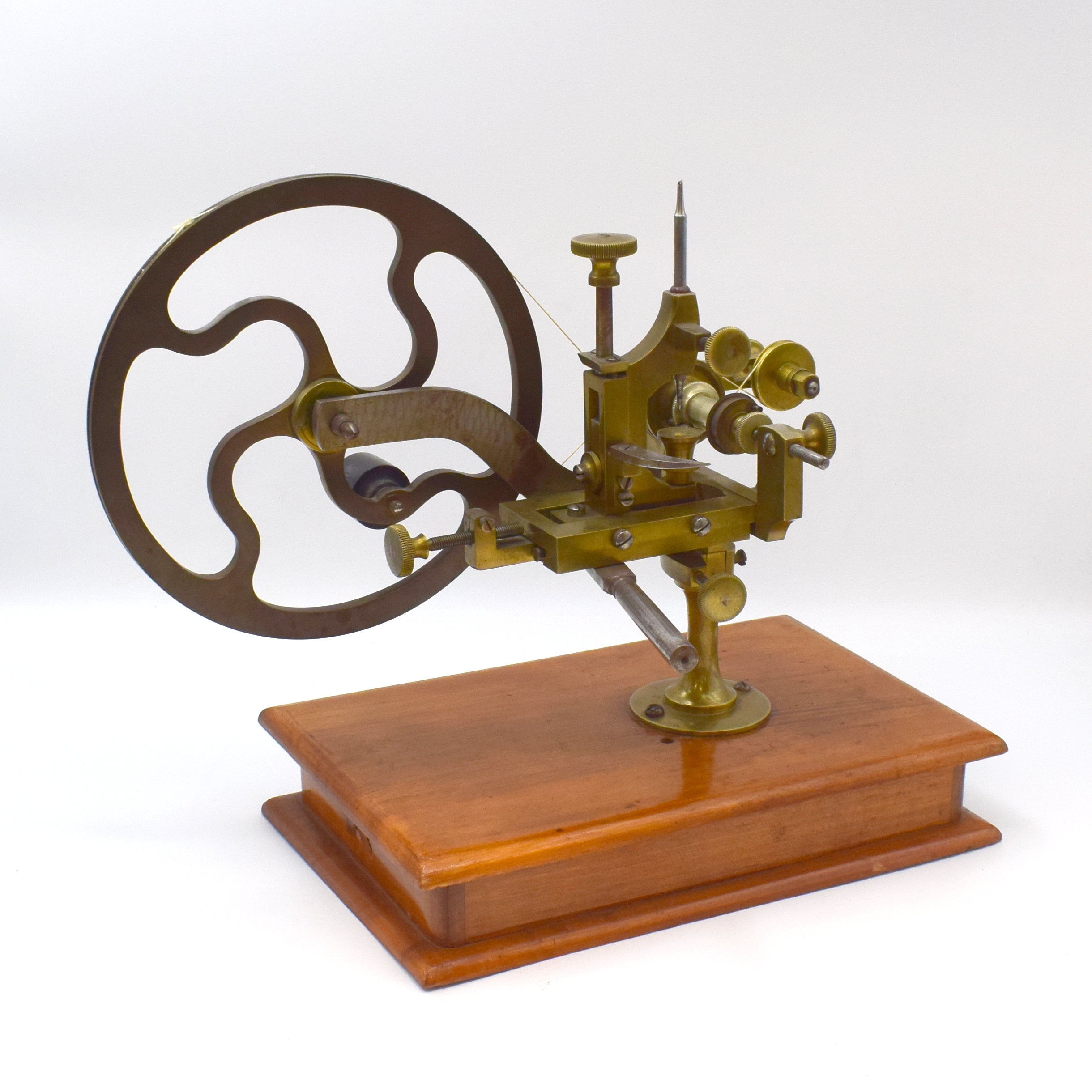 Detail b: WÄLZMASCHINE für Uhrmacher mit Zubehör, um 1900, dekorative Messing-Maschine auf orig. Nußbaum-Fuß mit Schublade, darin reichhaltiges Zubehör ...