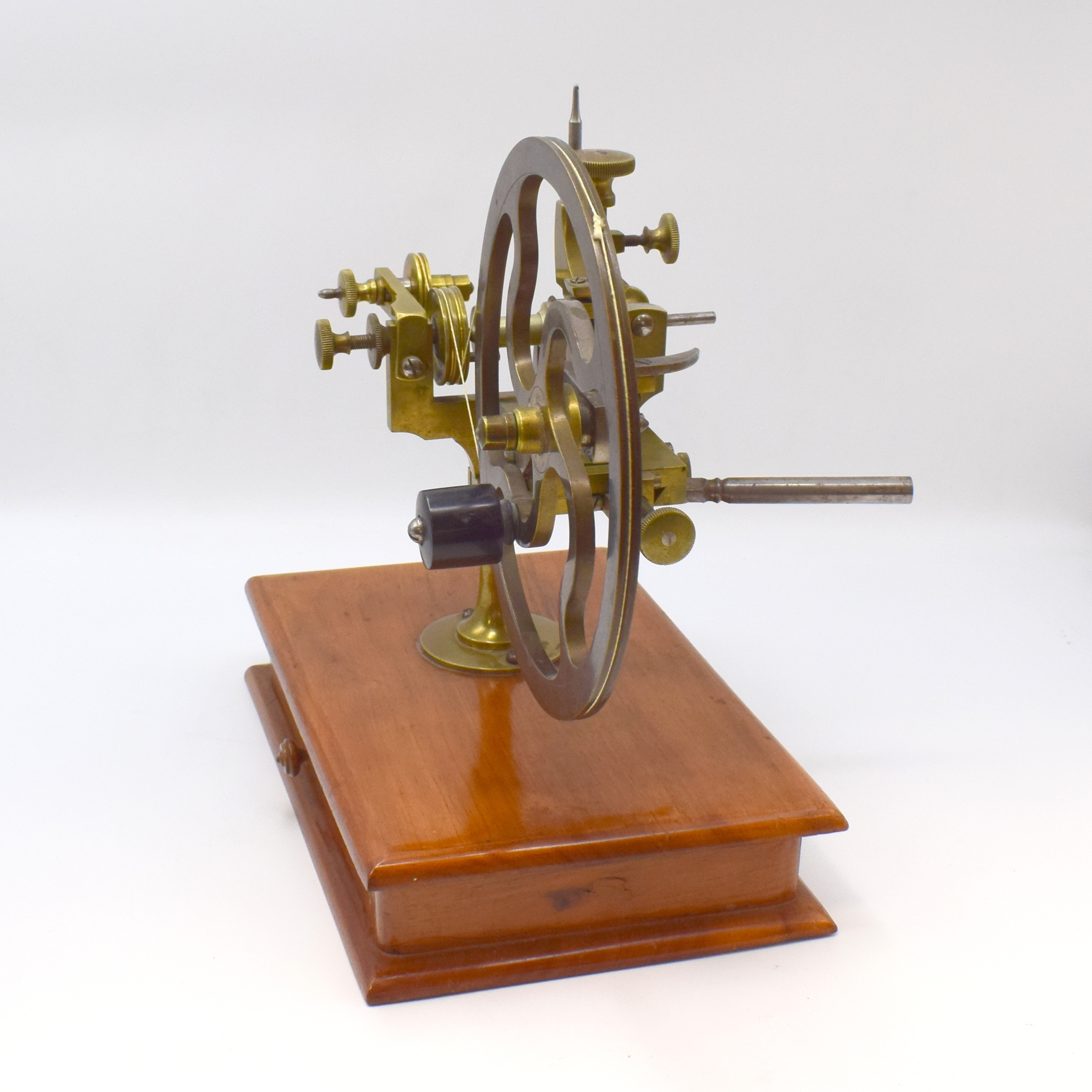 Detail c: WÄLZMASCHINE für Uhrmacher mit Zubehör, um 1900, dekorative Messing-Maschine auf orig. Nußbaum-Fuß mit Schublade, darin reichhaltiges Zubehör ...
