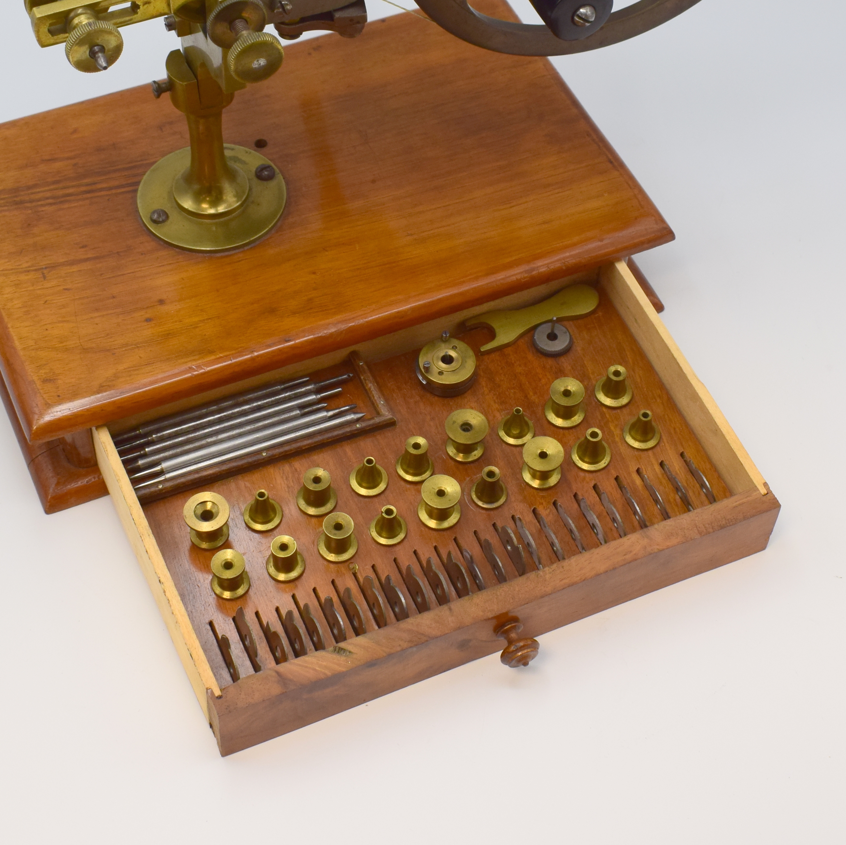 Detail d: WÄLZMASCHINE für Uhrmacher mit Zubehör, um 1900, dekorative Messing-Maschine auf orig. Nußbaum-Fuß mit Schublade, darin reichhaltiges Zubehör ...