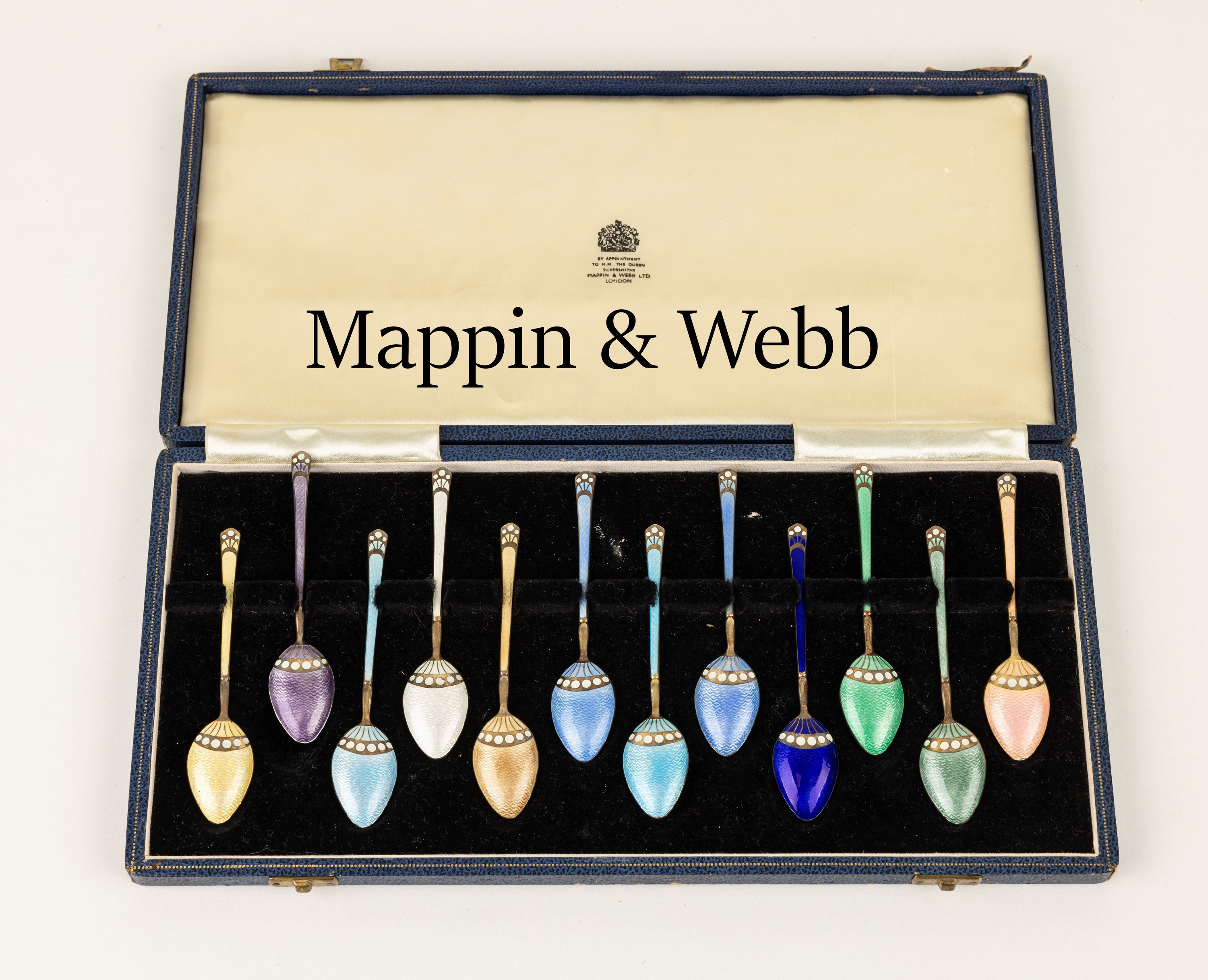12 Zierlöffel, England, Mappin & Webb, Birmingham 1965, 925er Silber vergoldet, Stiele und Laffenrückseite guill. und trans- luzid in versch. ...